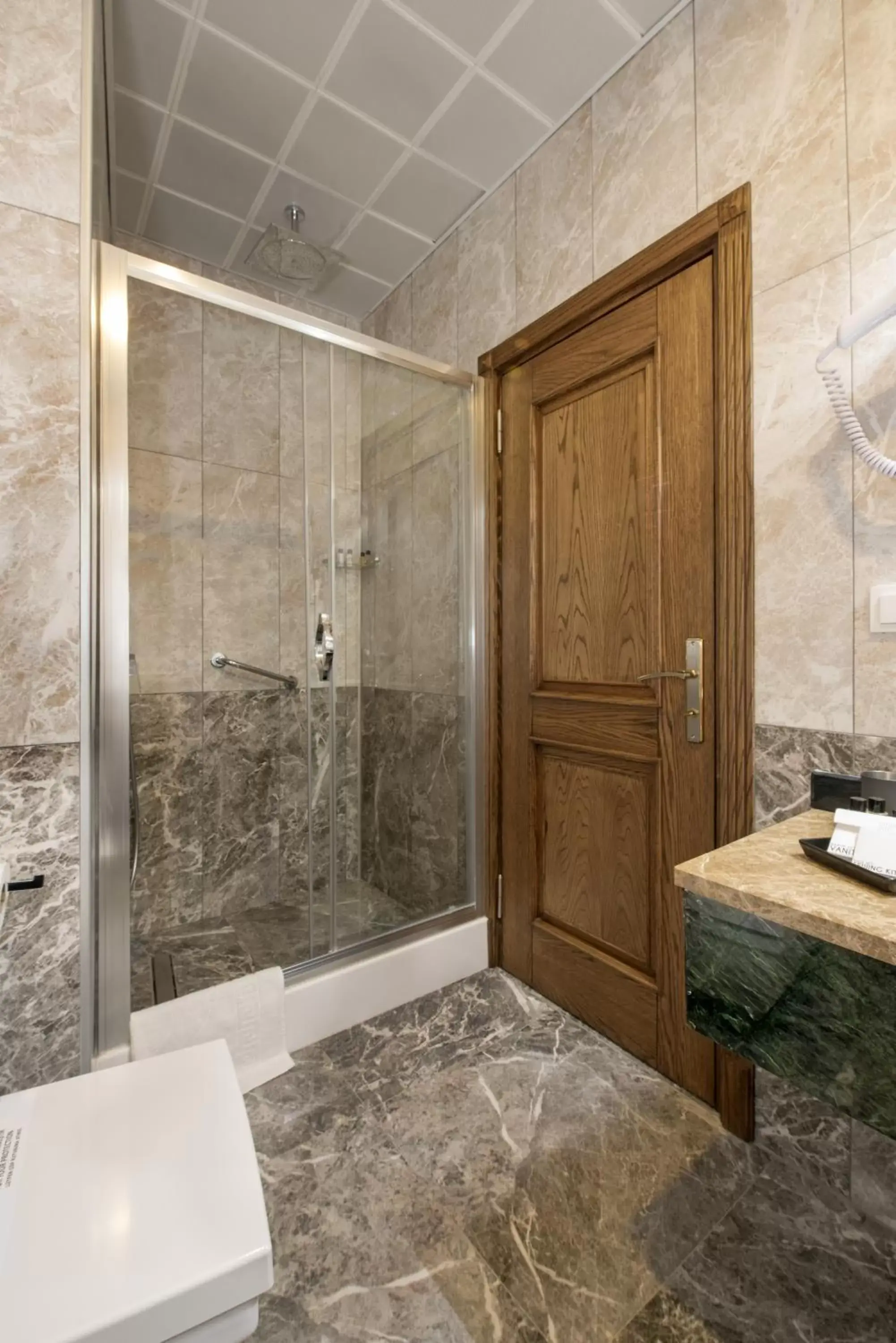 Shower, Bathroom in Perapolis Hotel