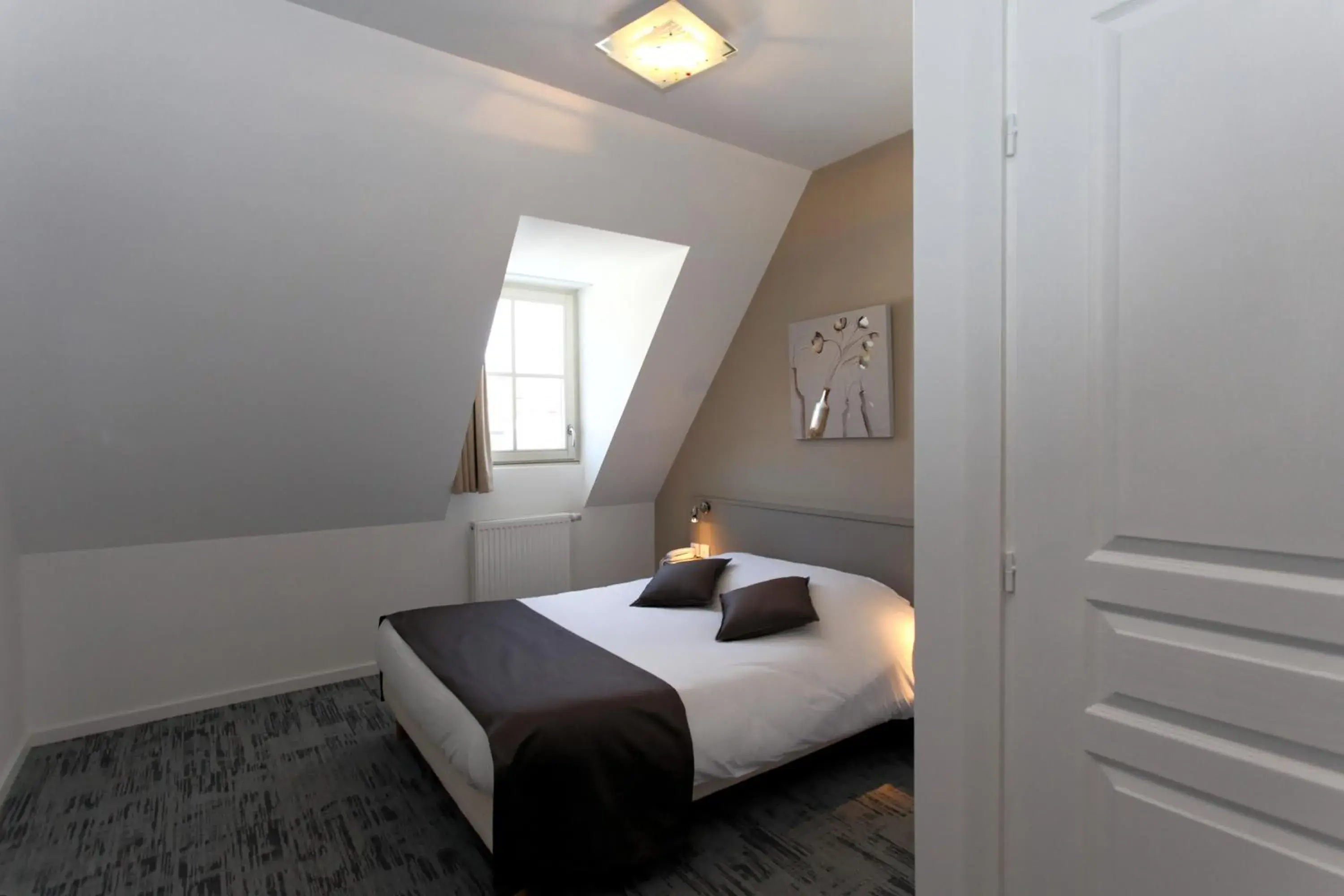 Bed in Hôtel De L'Ill