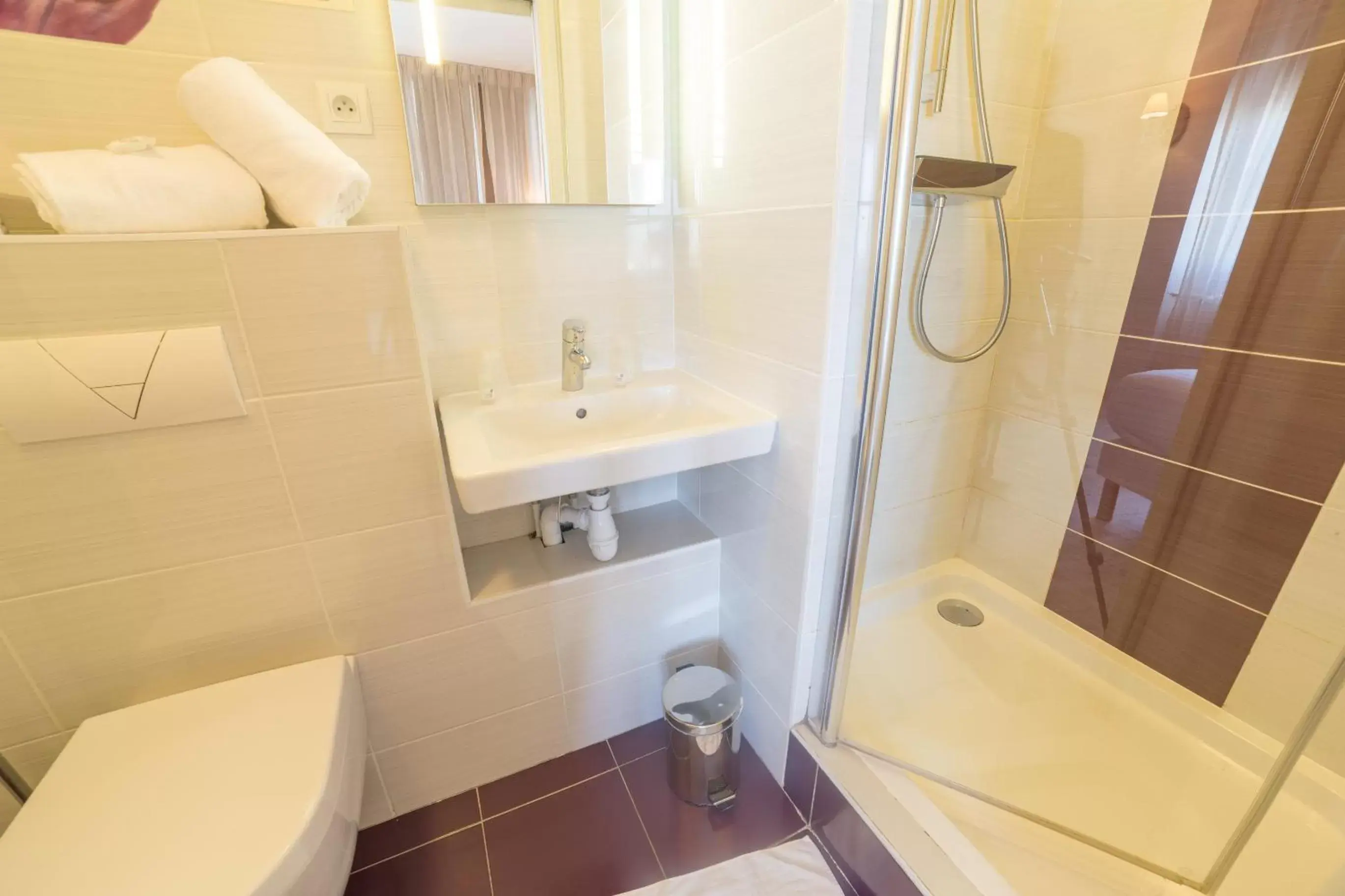 Bathroom in The Originals Boutique, Hôtel Les Poèmes de Chartres (Inter-Hotel)