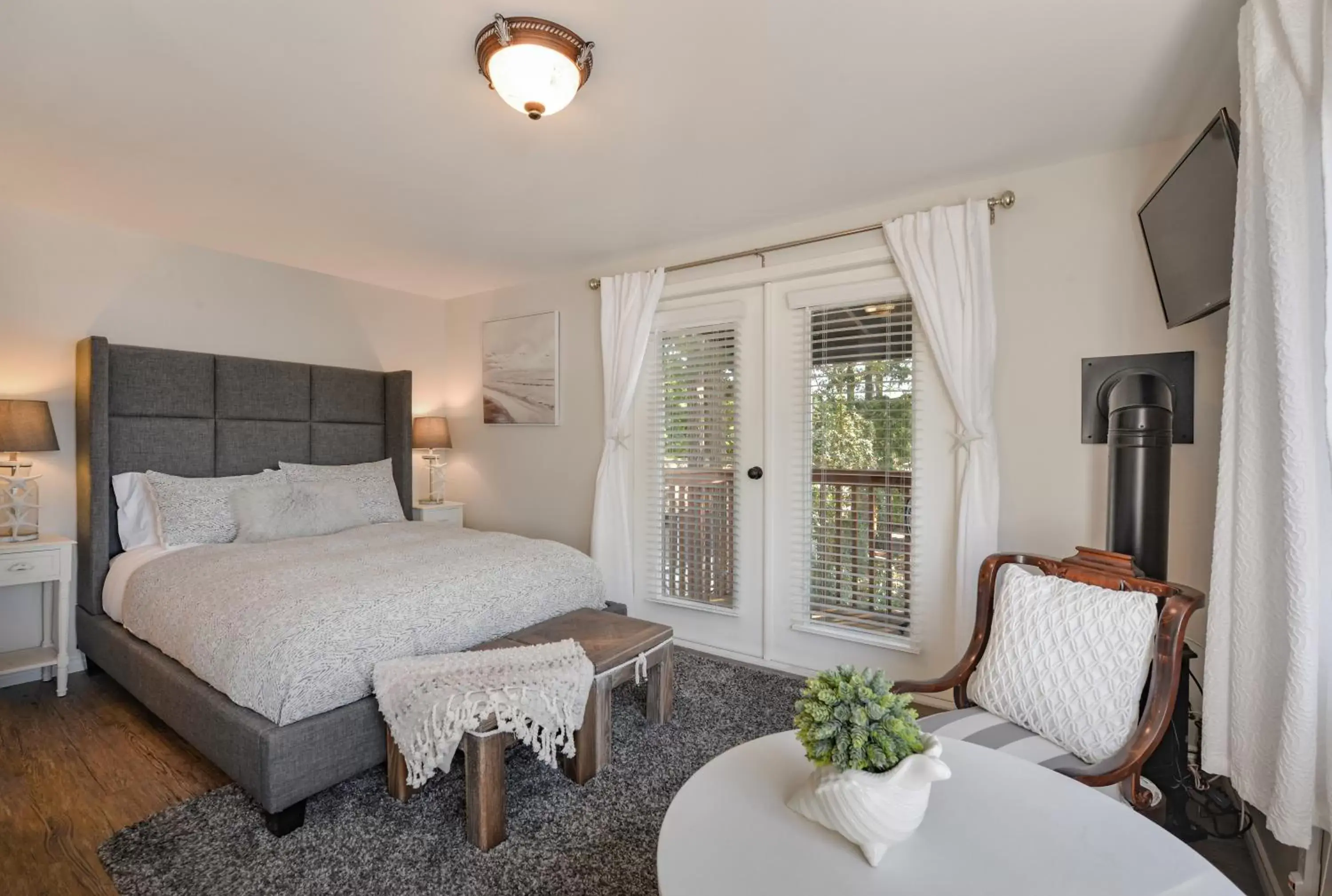 Queen Room with Sea View in Raven Point Inn Queen Room with Sea View in Raven Point Inn