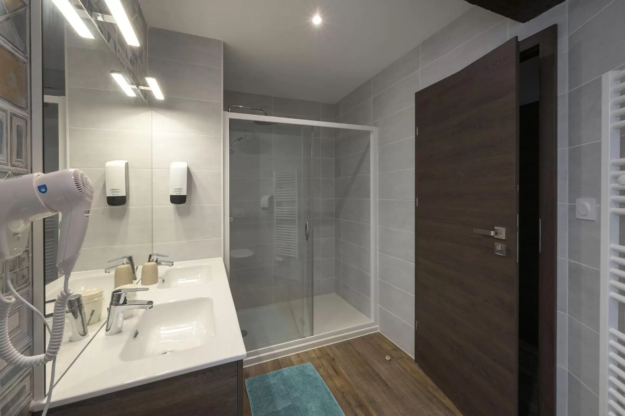 Shower in Hotel De La Croisée