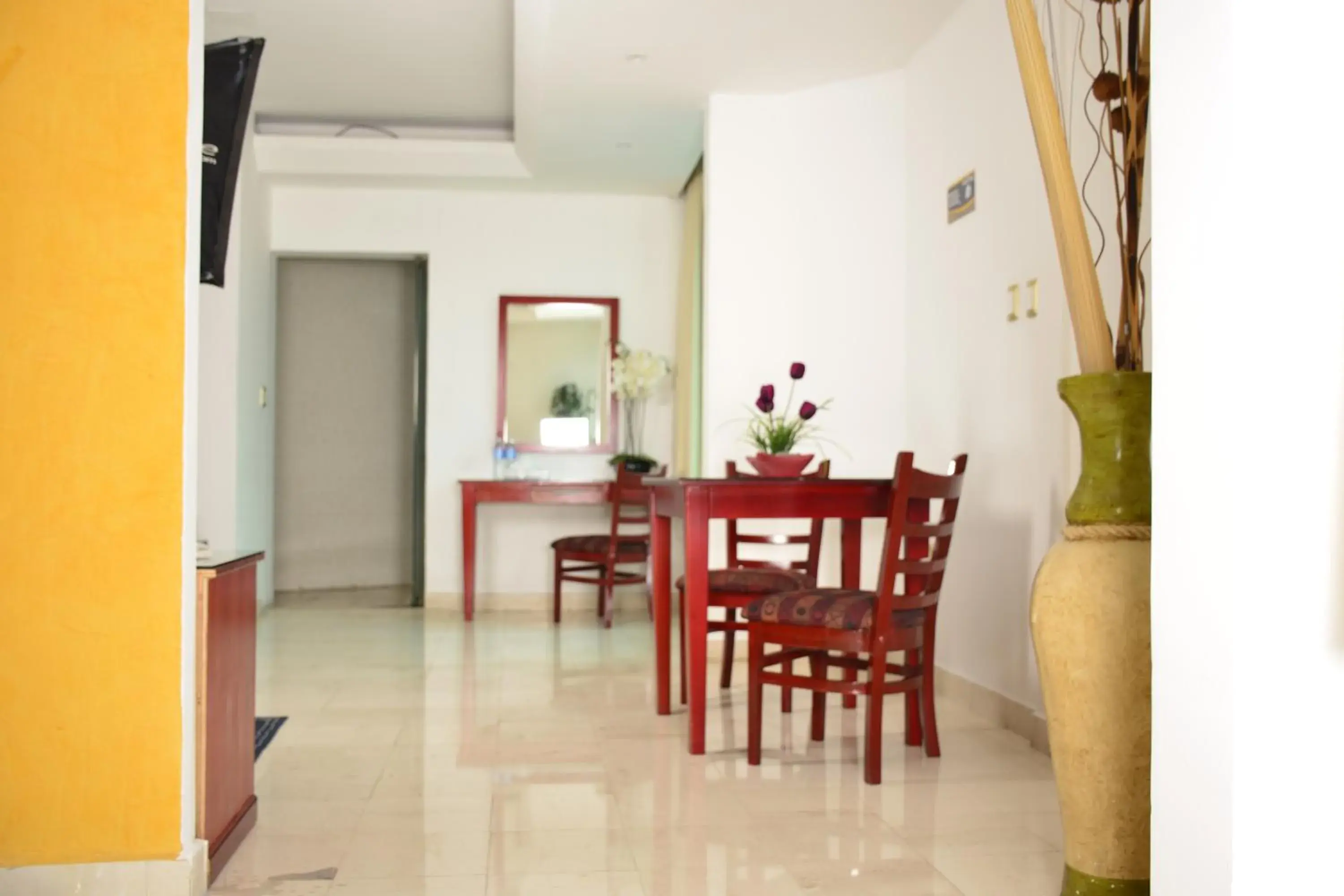 Dining Area in Hotel Paradise Inn