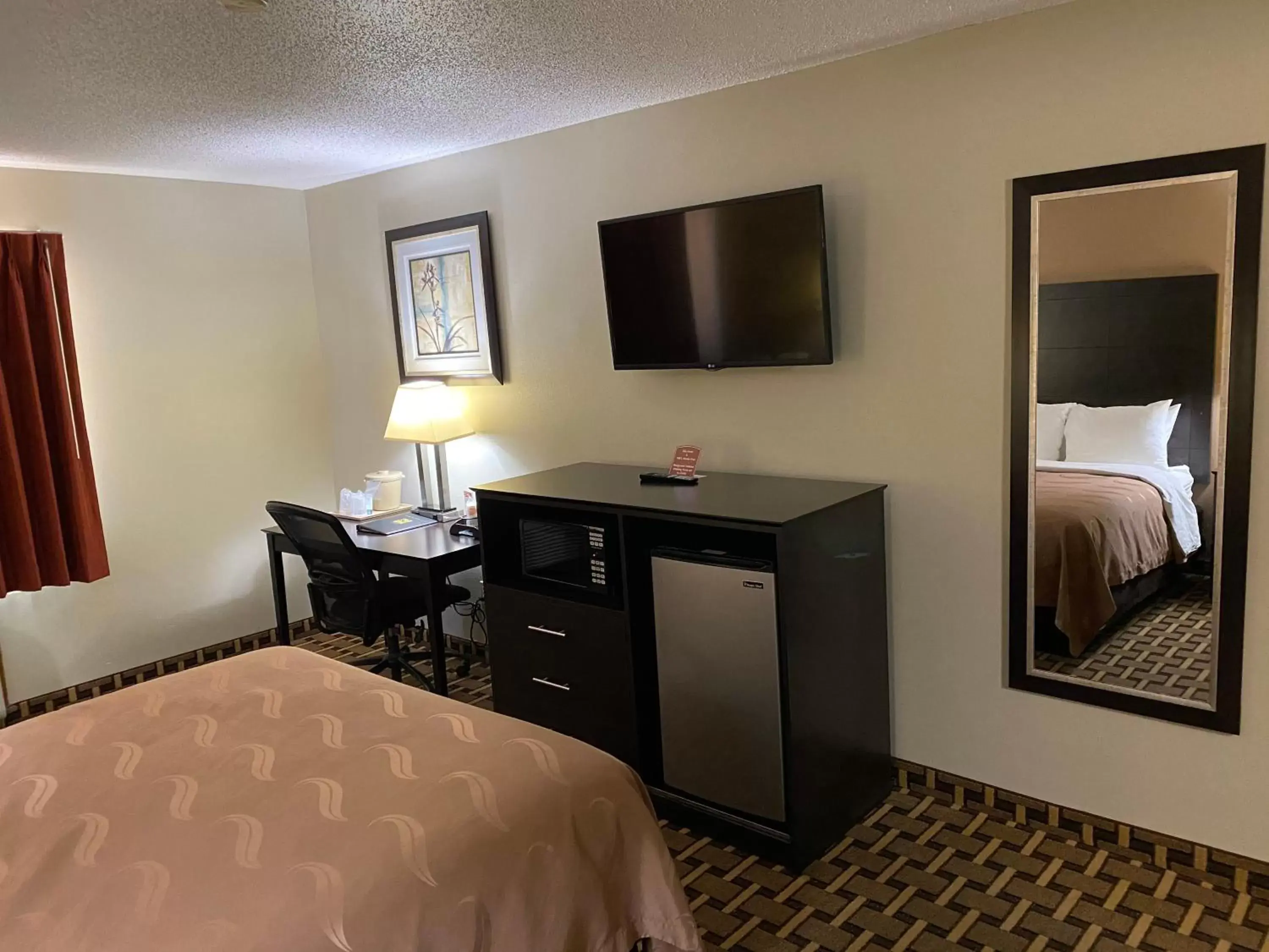 TV/Entertainment Center in Quality Inn Morton at I-74