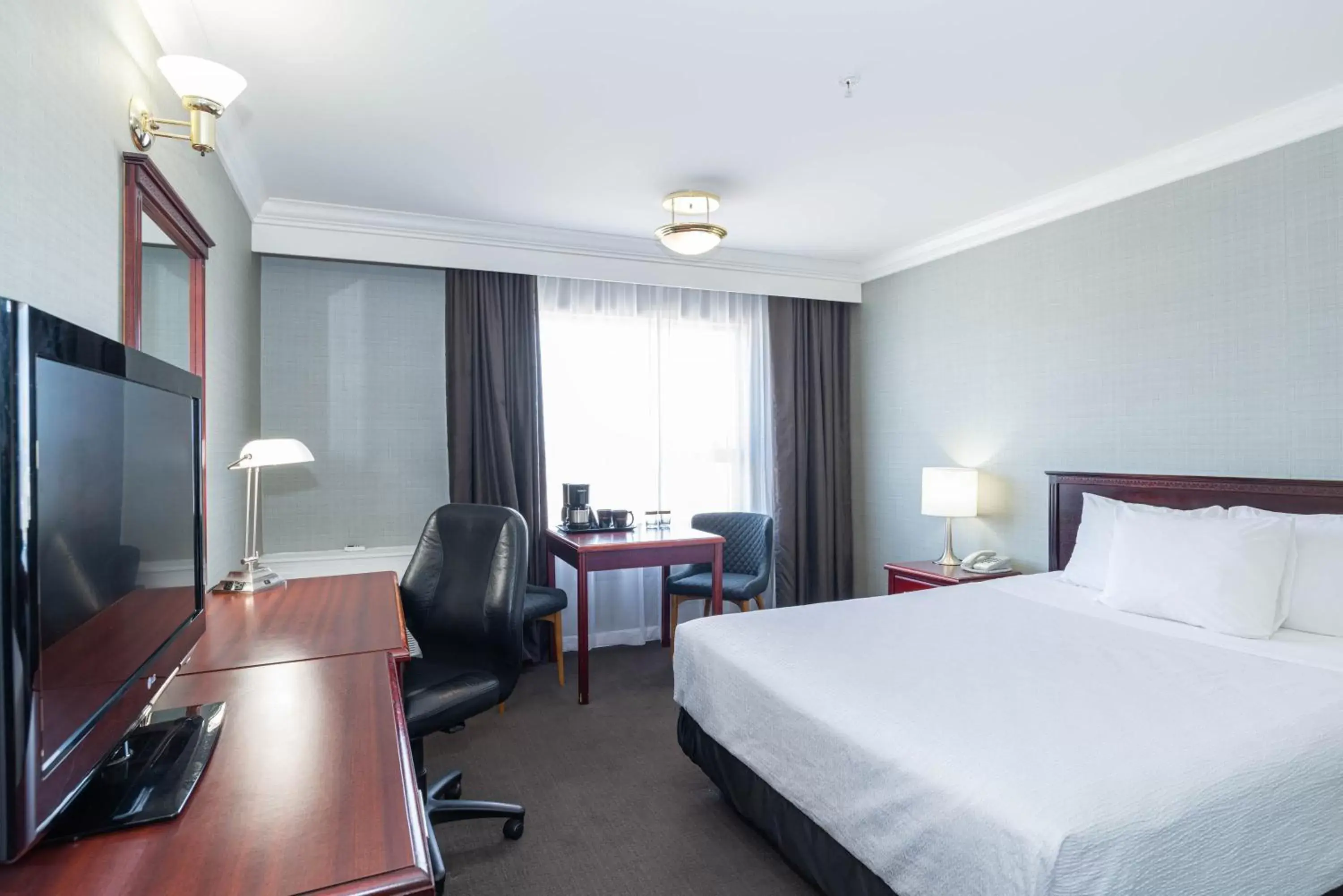 Photo of the whole room, Bed in Sandman Hotel Red Deer Photo of the whole room, Bed in Sandman Hotel Red Deer