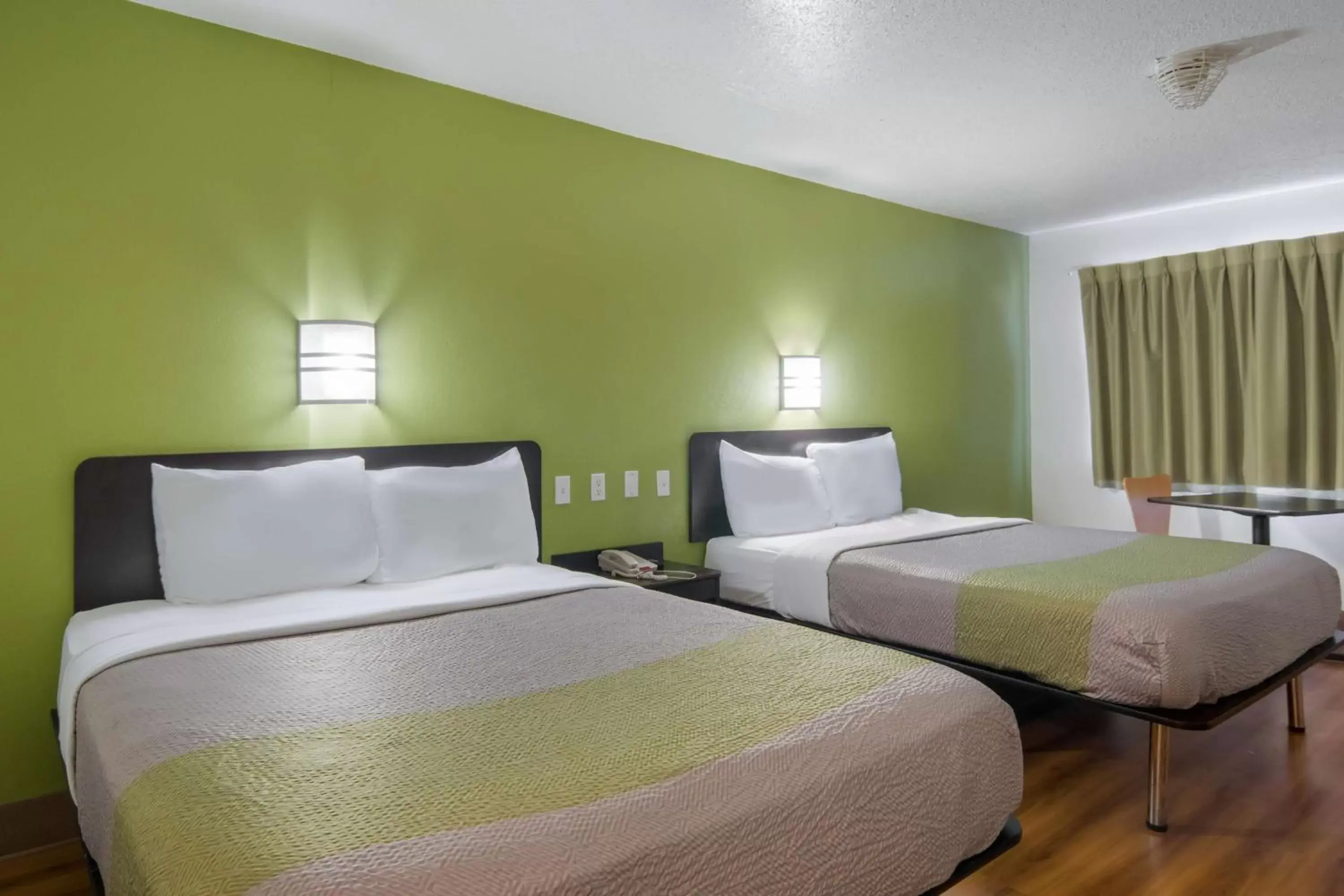 Bedroom, Bed in Motel 6-Duncanville, TX - Dallas