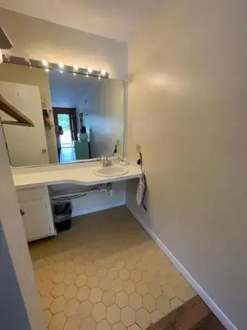 Bathroom in Meadowlark Motel with Restaurant & Bar