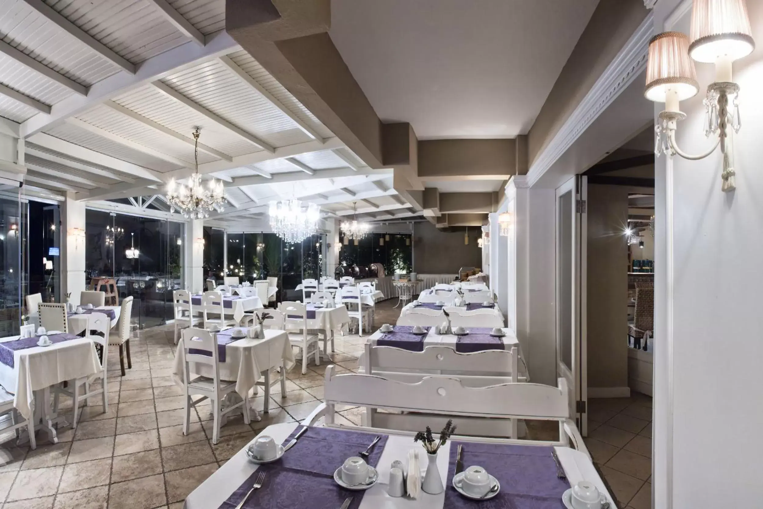 Restaurant/Places to Eat in Hotel Carina