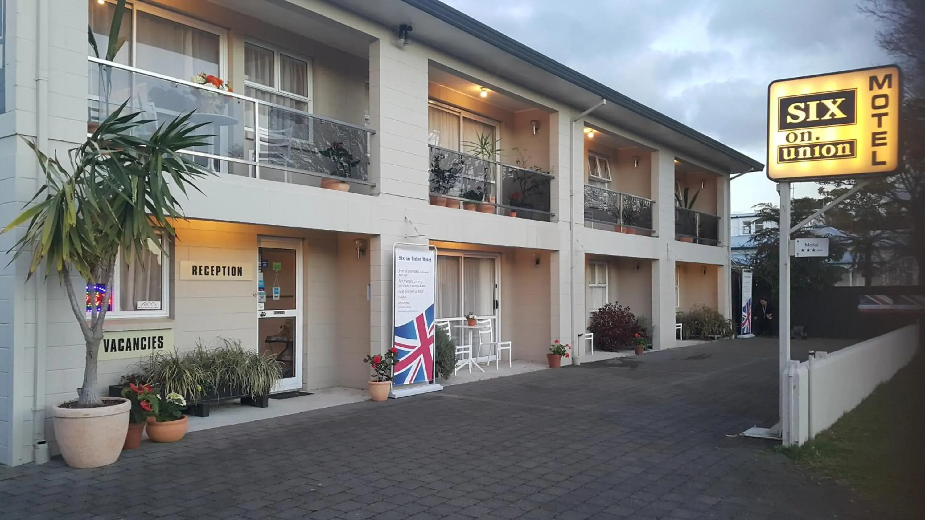 Property Building in Six On Union Motel