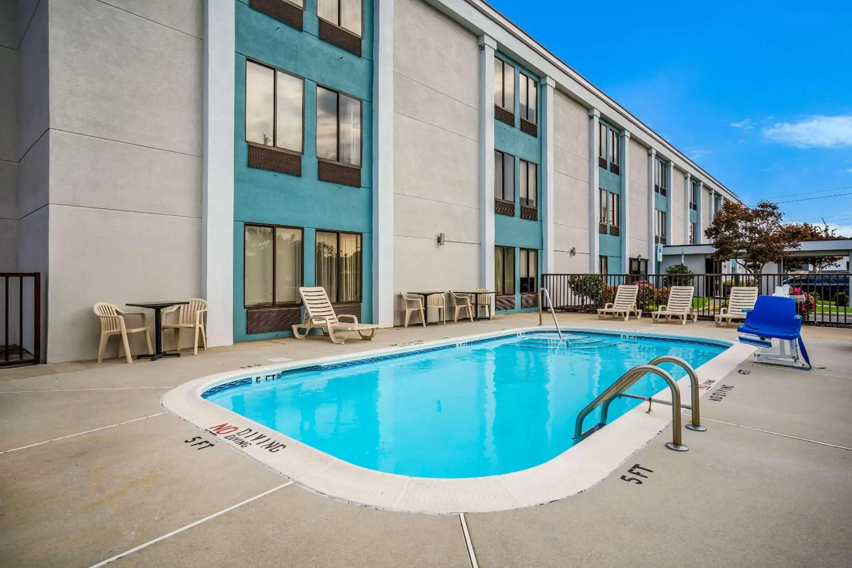 Activities, Property Building in Quality Inn Jacksonville near Camp Lejeune