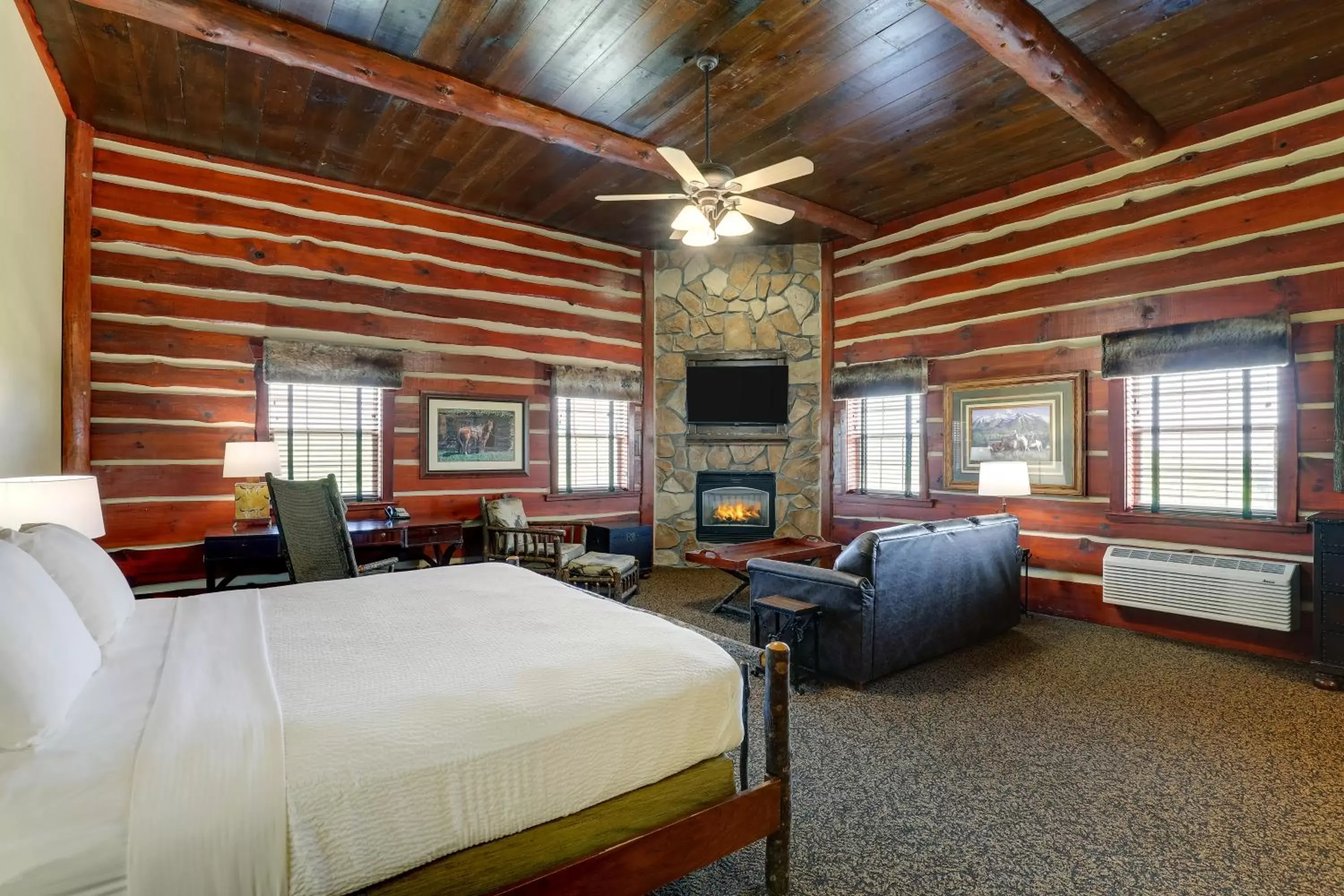 Photo of the whole room, Bed in Stoney Creek Hotel Columbia