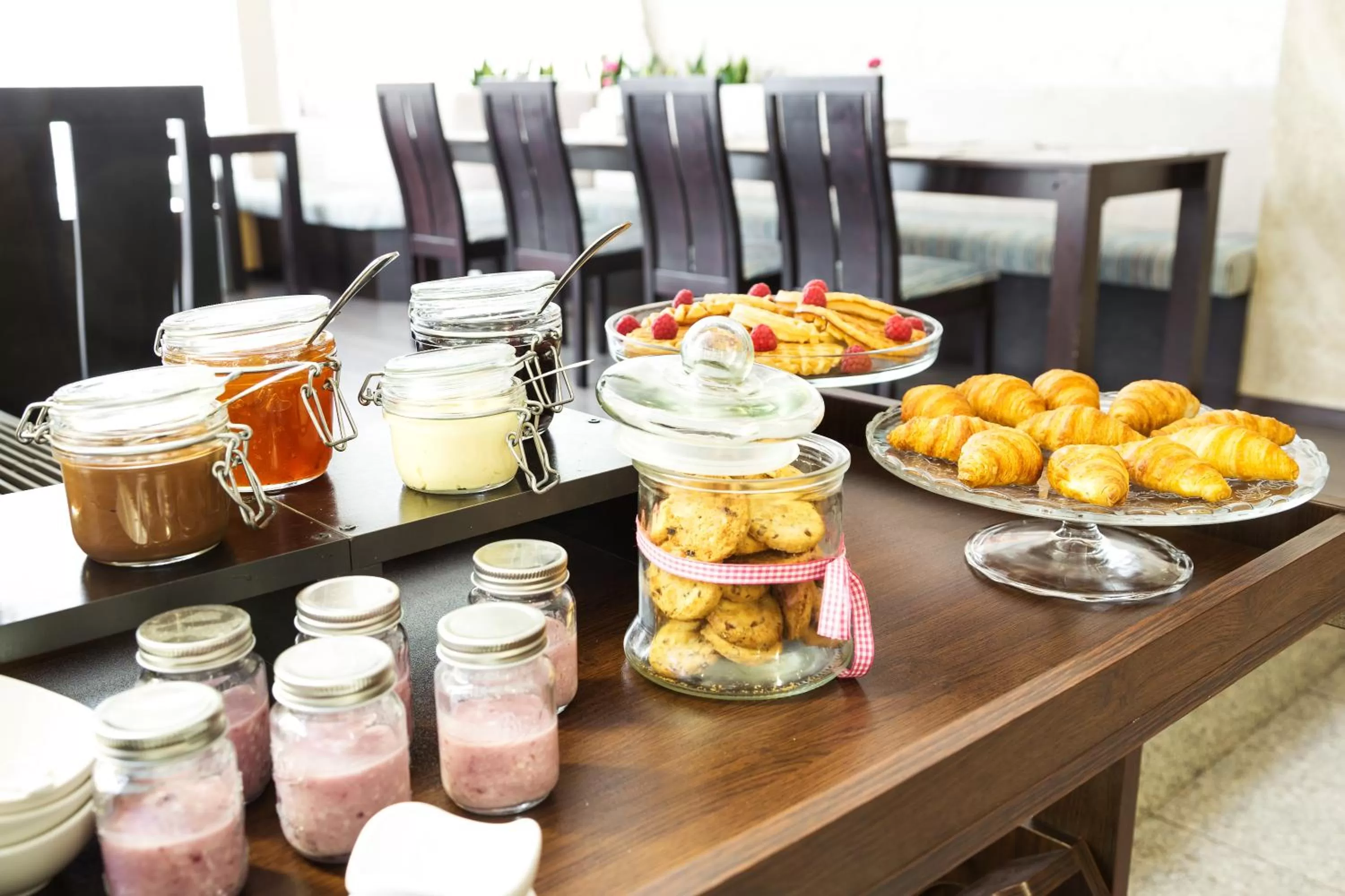 Food and drinks in City Avenue Hotel by HMG-Free Parking-Free Wi-Fi