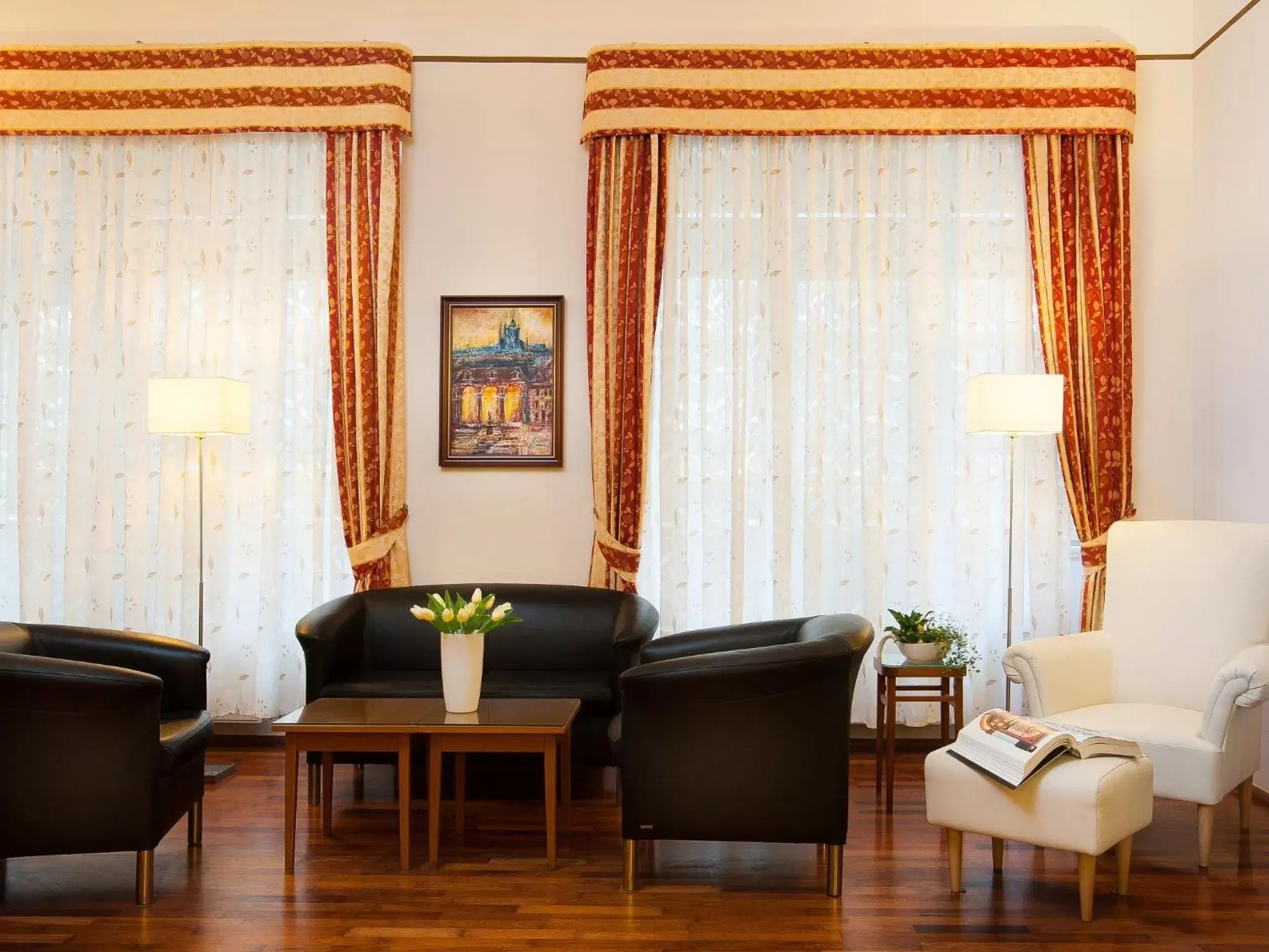 Seating Area in Cloister Inn Hotel