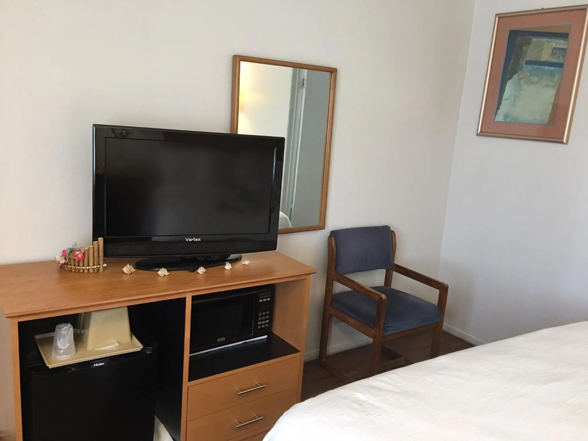 TV and multimedia, Bed in OceanView Motel