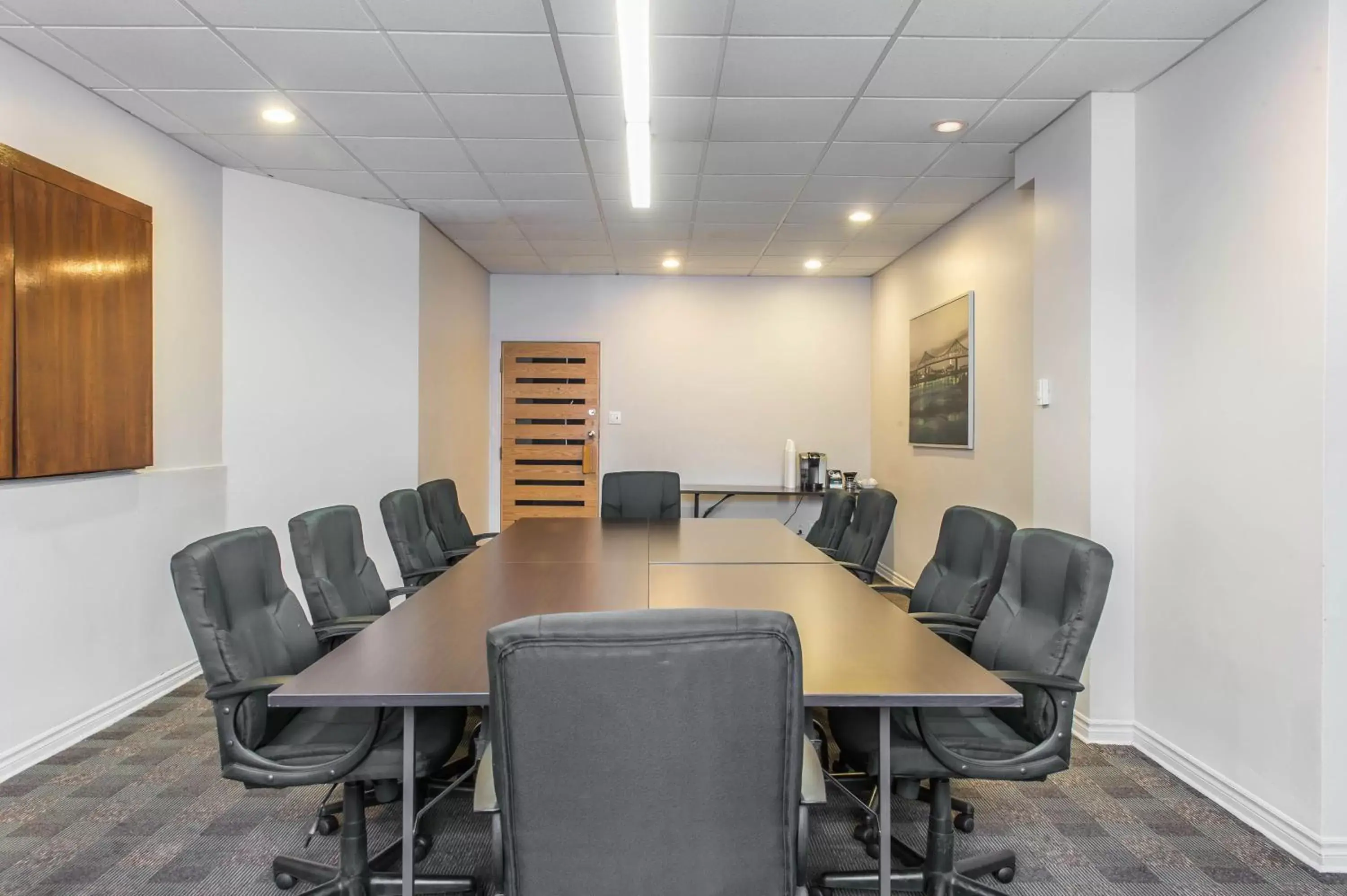 Meeting/conference room in Ramada Plaza by Wyndham Montreal