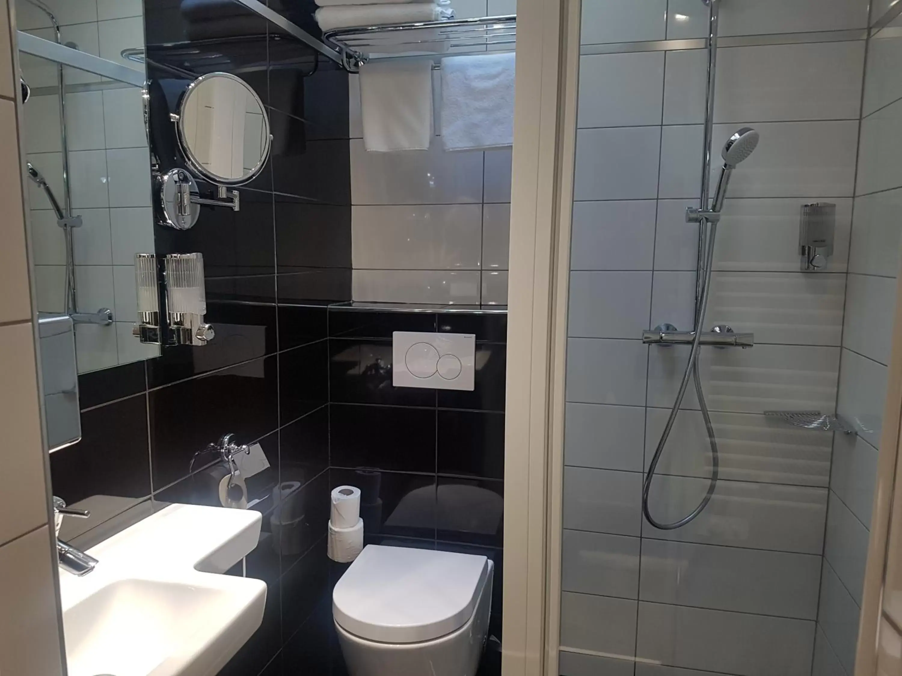 Shower, Bathroom in Hotel de la Paix Tour Eiffel