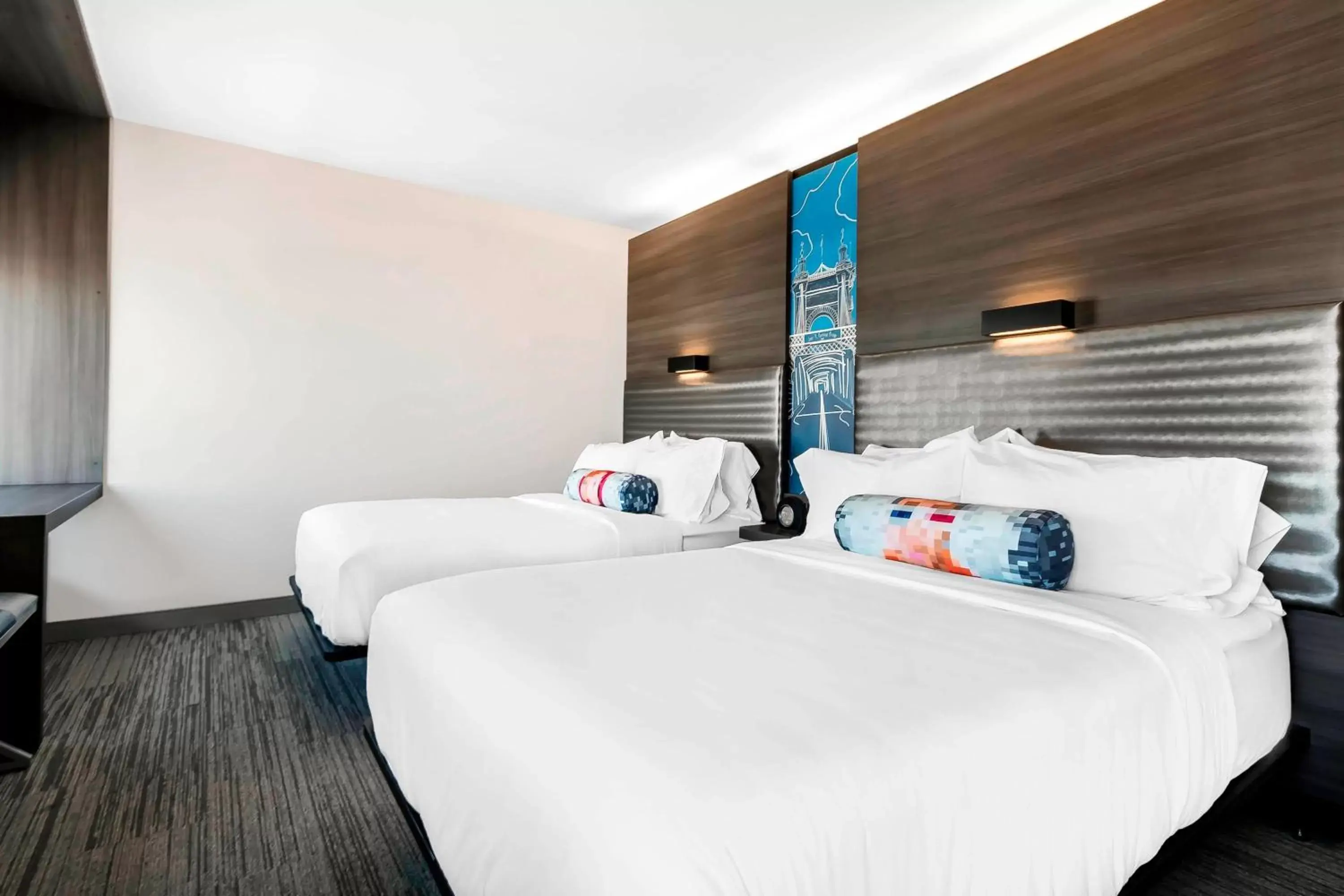 Photo of the whole room, Bed in Aloft Newport on the Levee