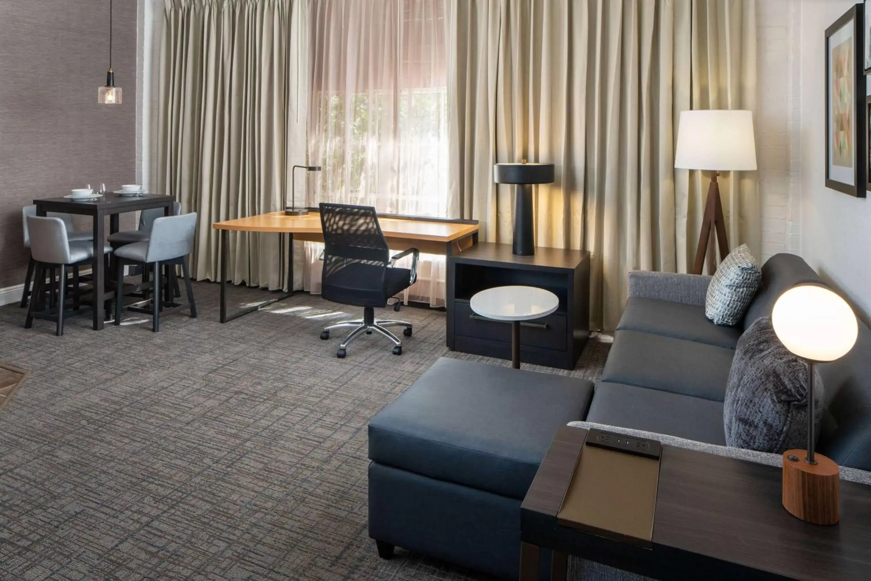 Living room, Lounge/Bar in Sonesta ES Suites New Orleans Convention Center
