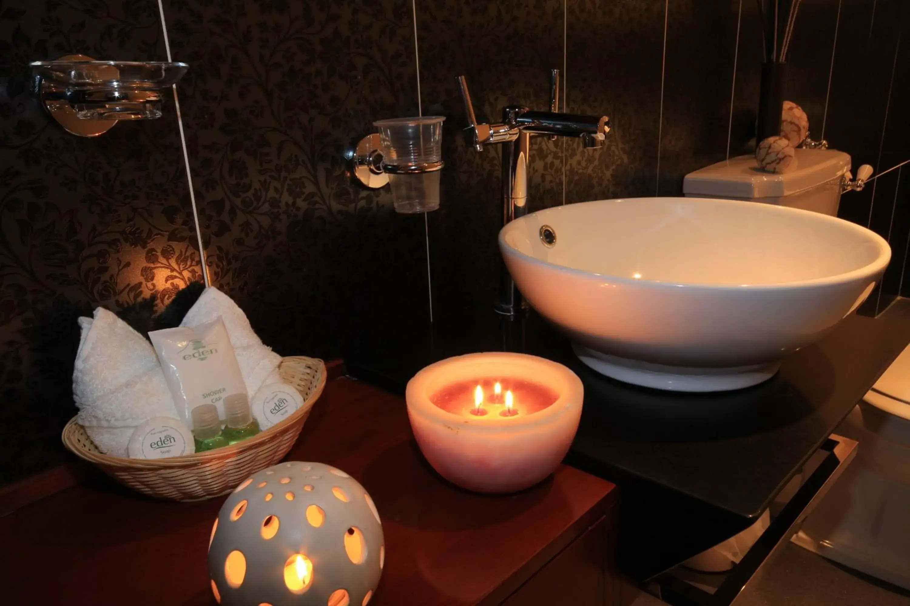 Bathroom in Aberdunant Hall Country Hotel