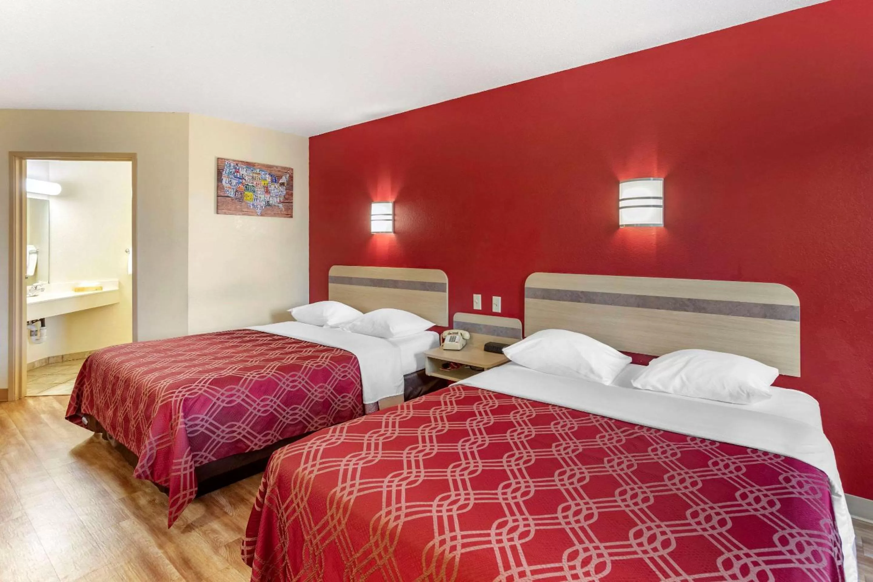 Photo of the whole room, Bed in Econo Lodge Belle Fourche