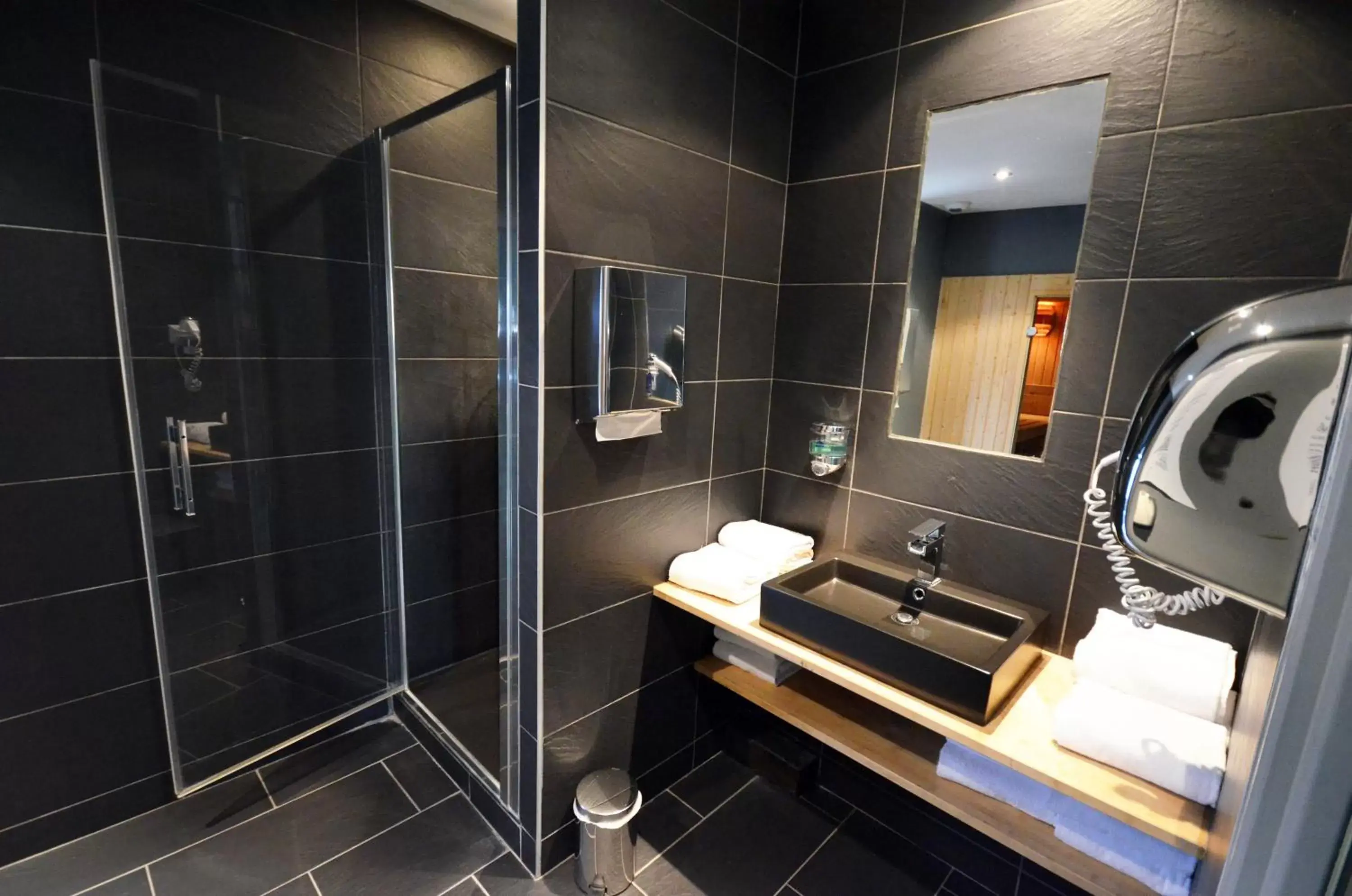 Spa and wellness centre/facilities, Bathroom in Kyriad Dijon Est Mirande