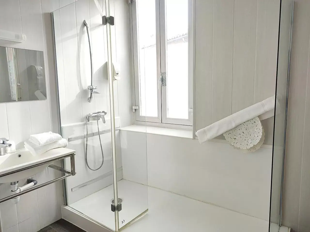 Shower, Bathroom in Hôtel Restaurant de France