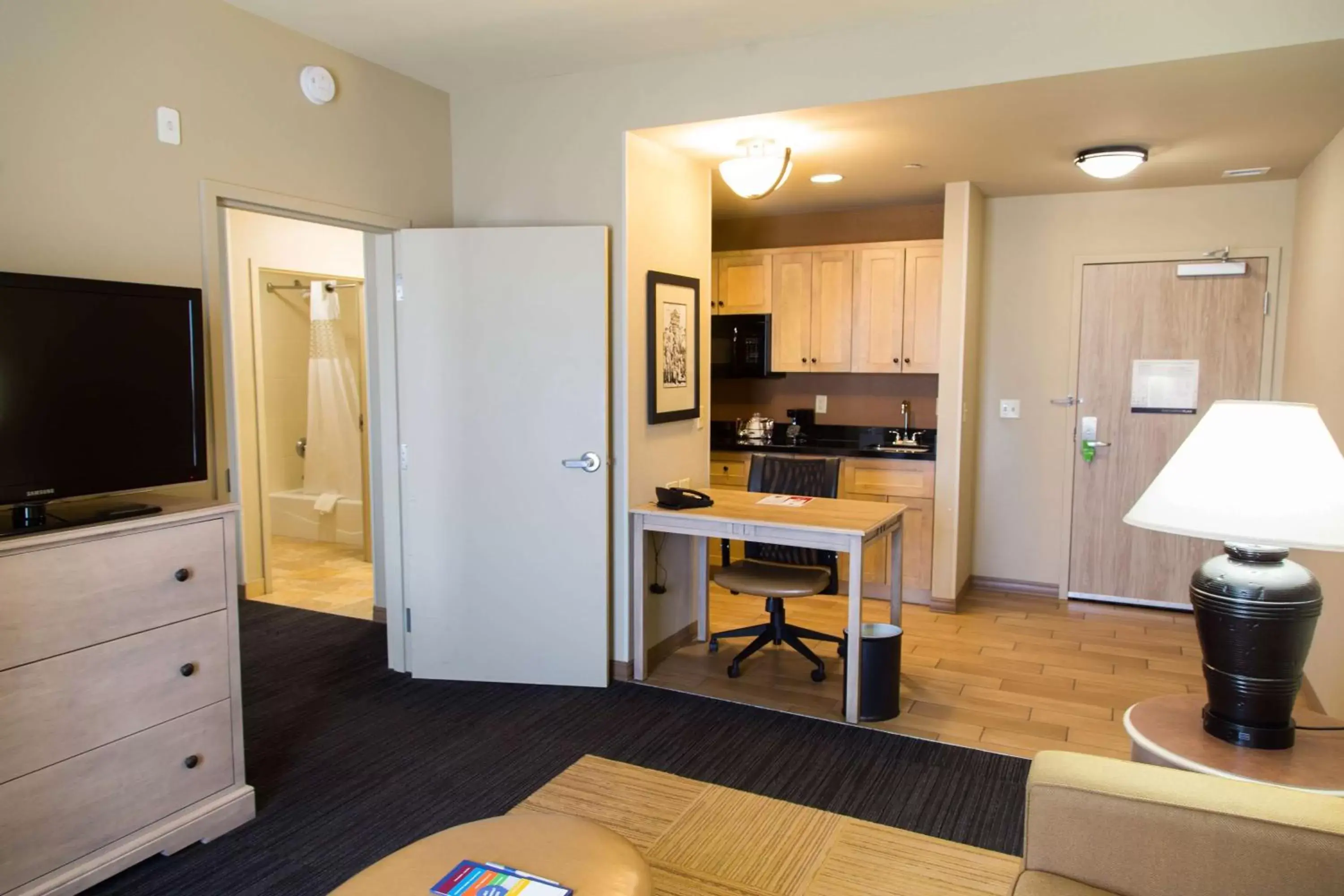 Bedroom, Kitchen/Kitchenette in Hampton Inn & Suites Dodge City