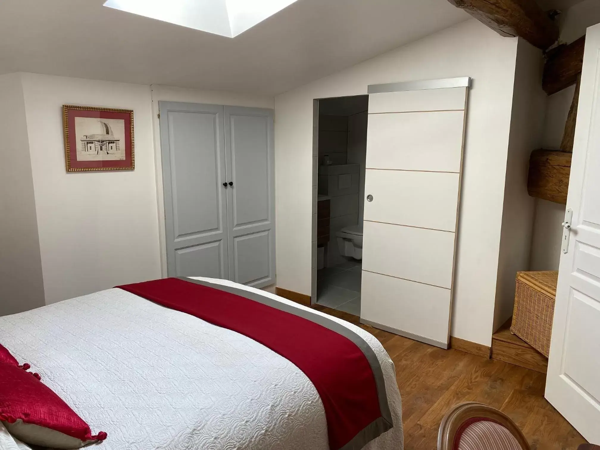 Photo of the whole room, Bed in Clos de Mont July, architecture XVIIIe au cœur de la nature