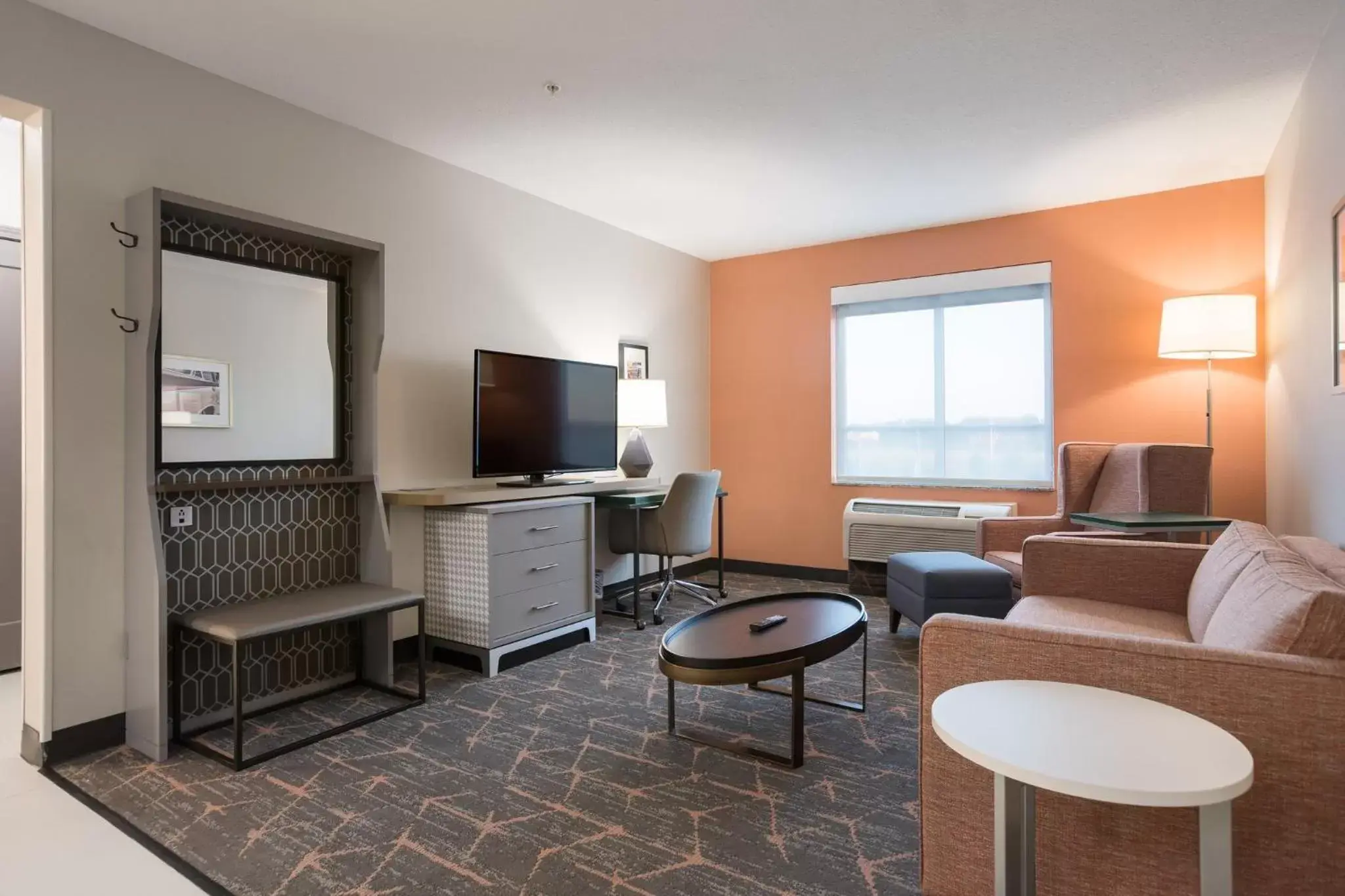 Photo of the whole room, Seating Area in Holiday Inn Jackson NW - Airport Road, an IHG Hotel