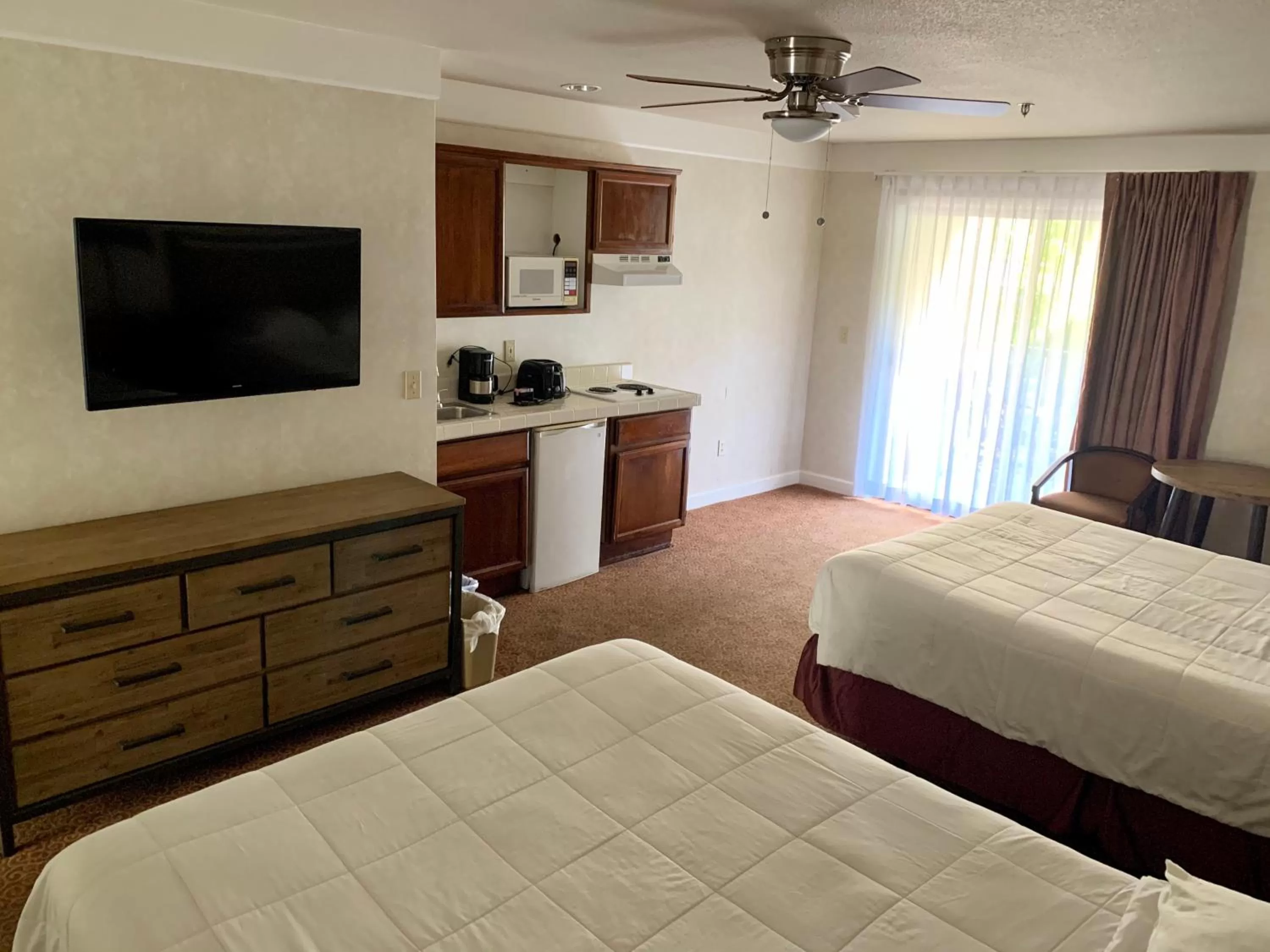 Kitchen or kitchenette, Bed in Yosemite View Lodge
