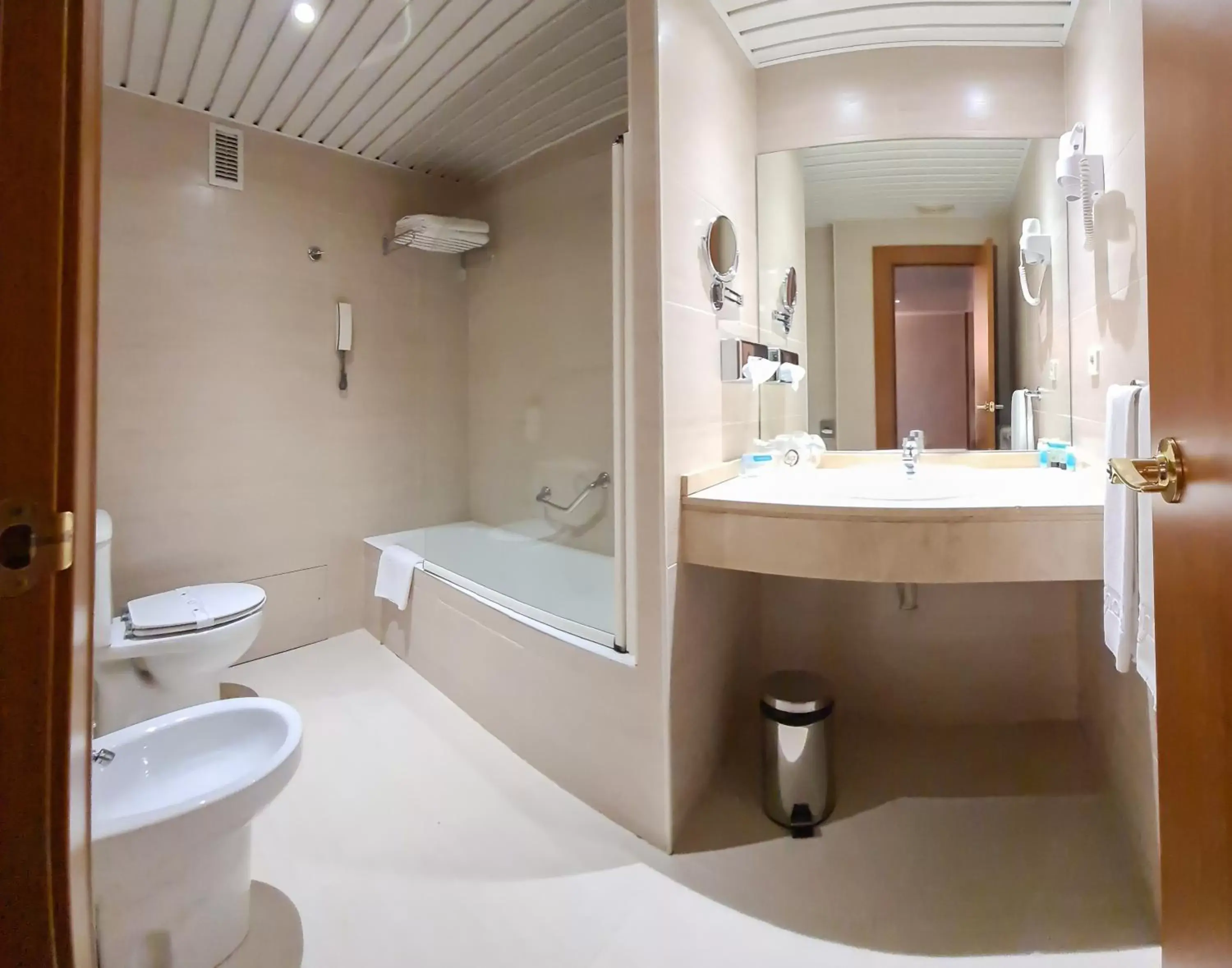 Bathroom in Hotel los Bracos by Silken