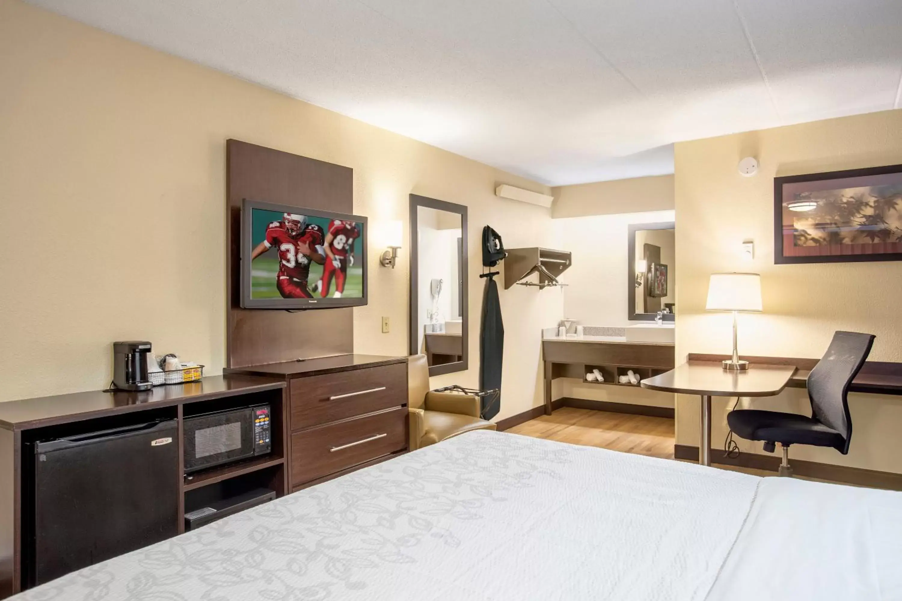 Bedroom, Kitchen/Kitchenette in Red Roof Inn PLUS+ Baltimore North - Timonium