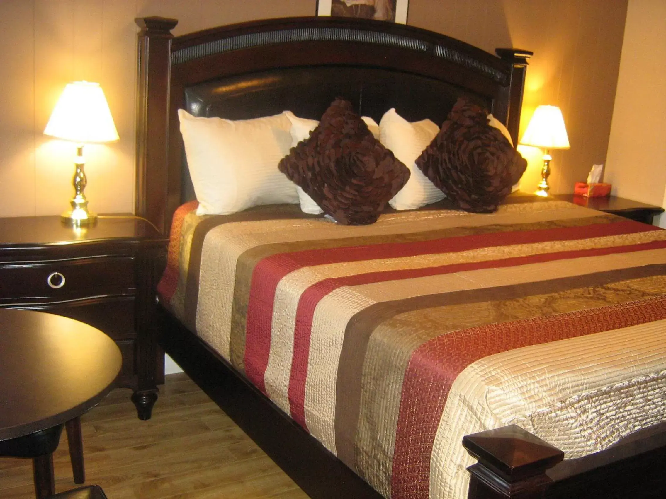 Bed in Parkway Motel & European Lodges