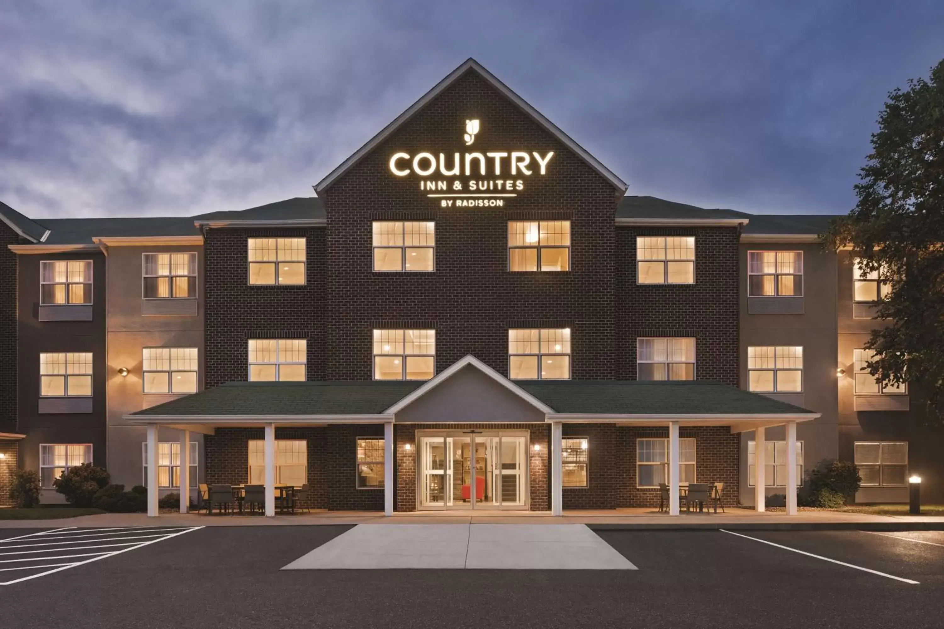 Property Building in Country Inn & Suites by Radisson, Cottage Grove, MN