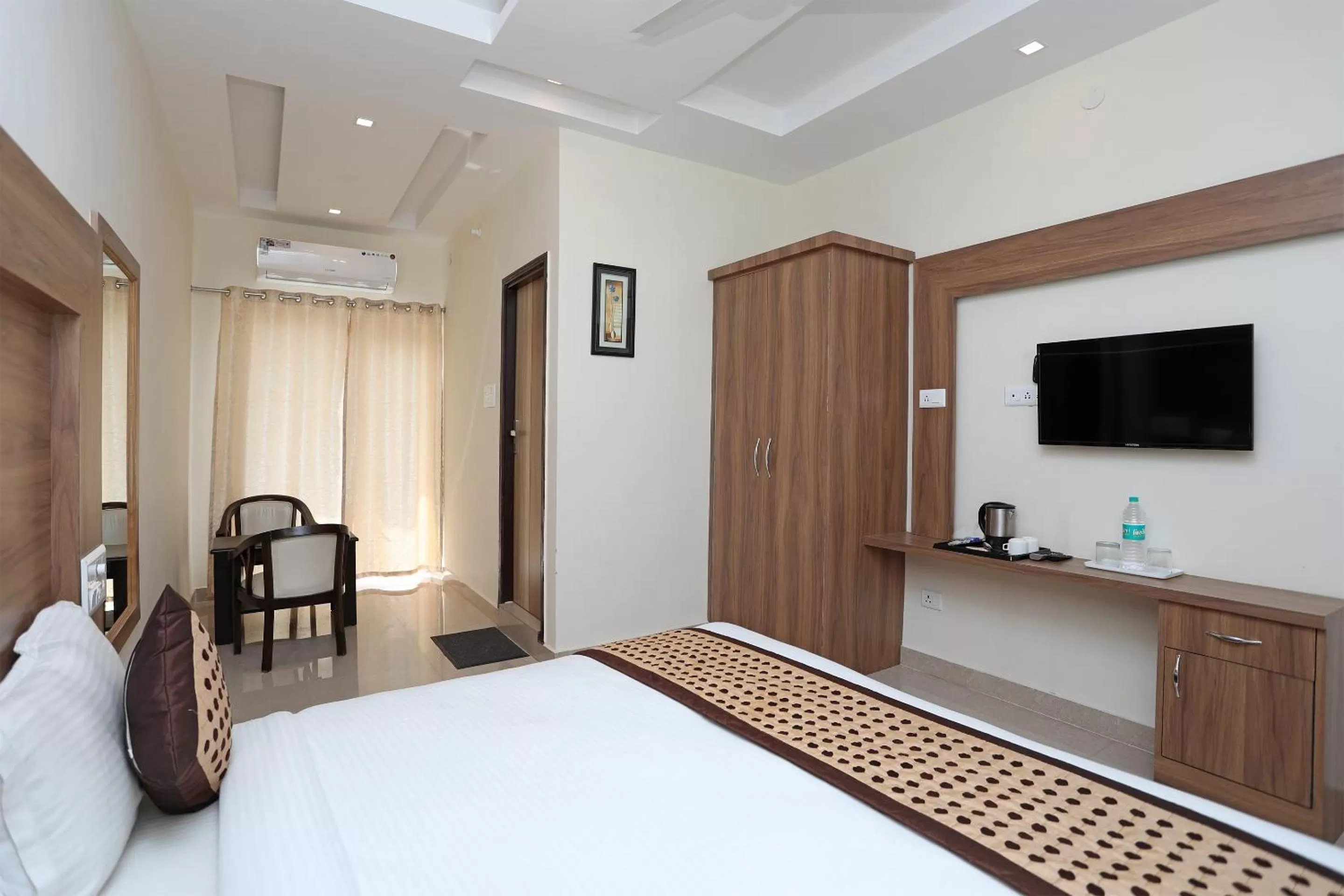 Bedroom, Bed in Hotel KSS Inn