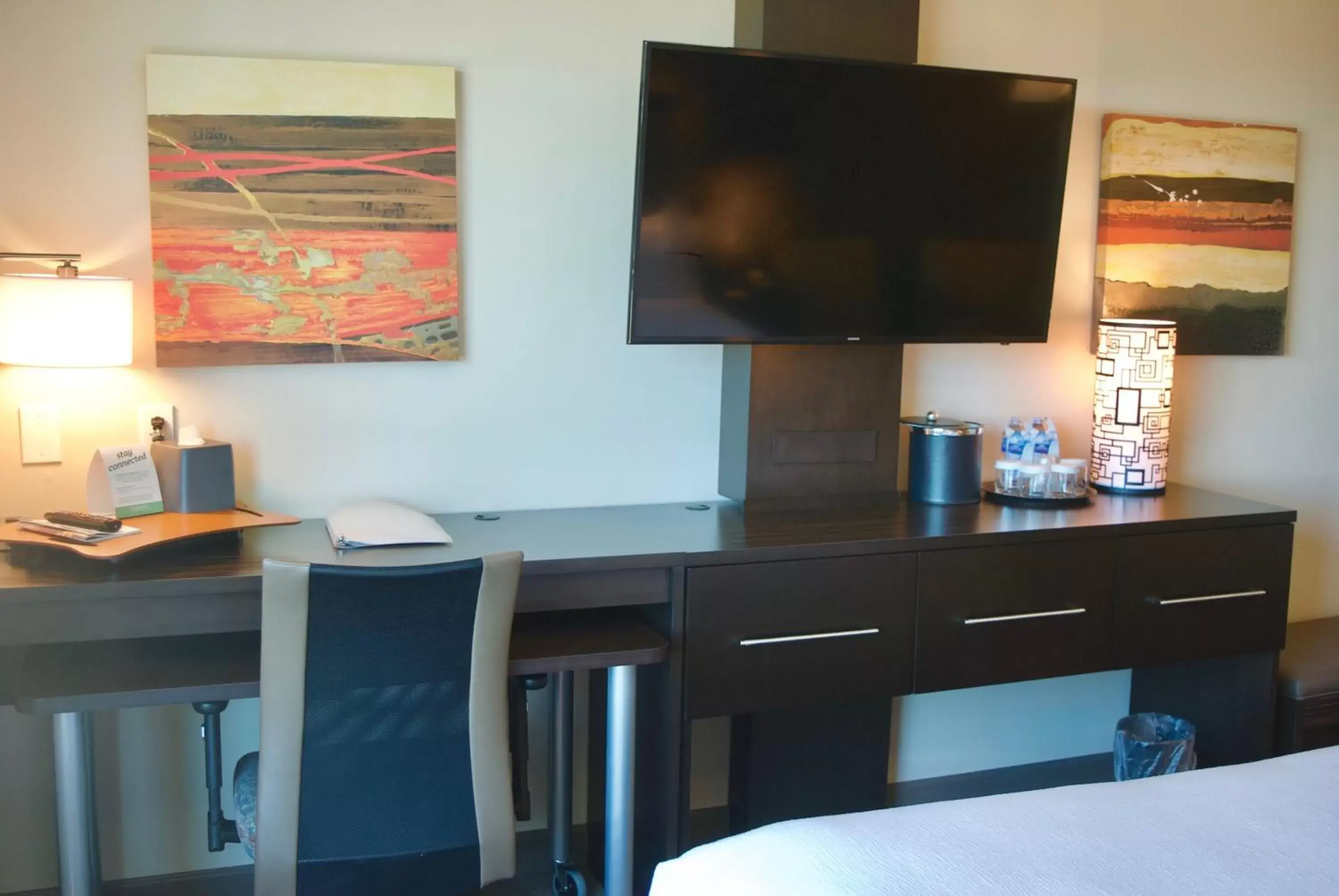 Photo of the whole room, TV/Entertainment Center in Holiday Inn Vancouver Airport Richmond, an IHG Hotel