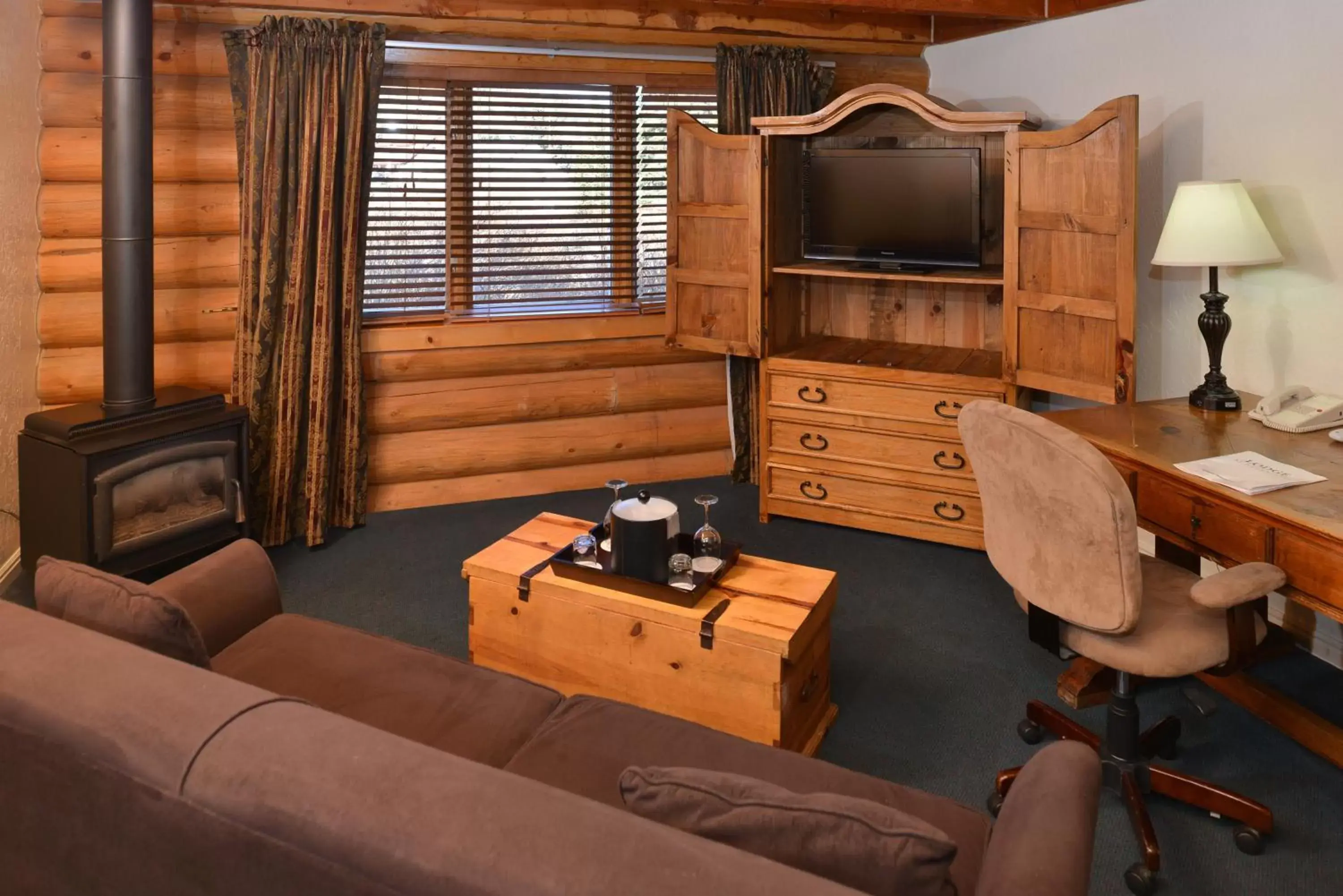 Living room, Seating Area in The Boulder Creek Lodge