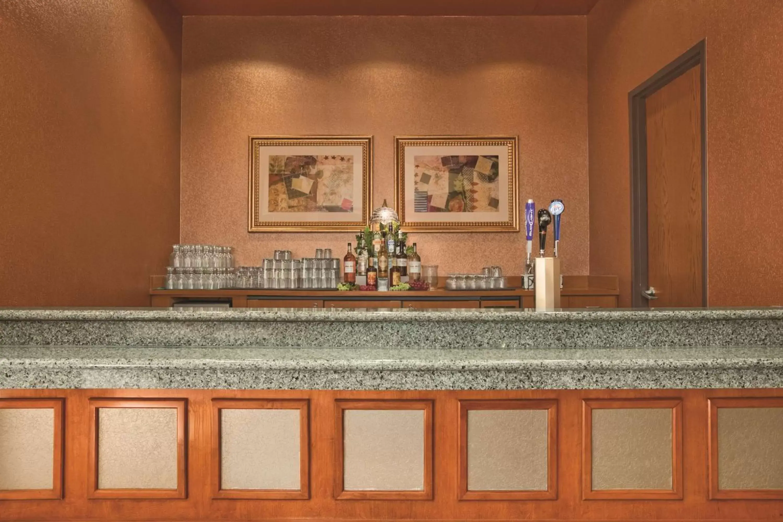 Lounge or bar, Lobby/Reception in Embassy Suites Hot Springs - Hotel & Spa