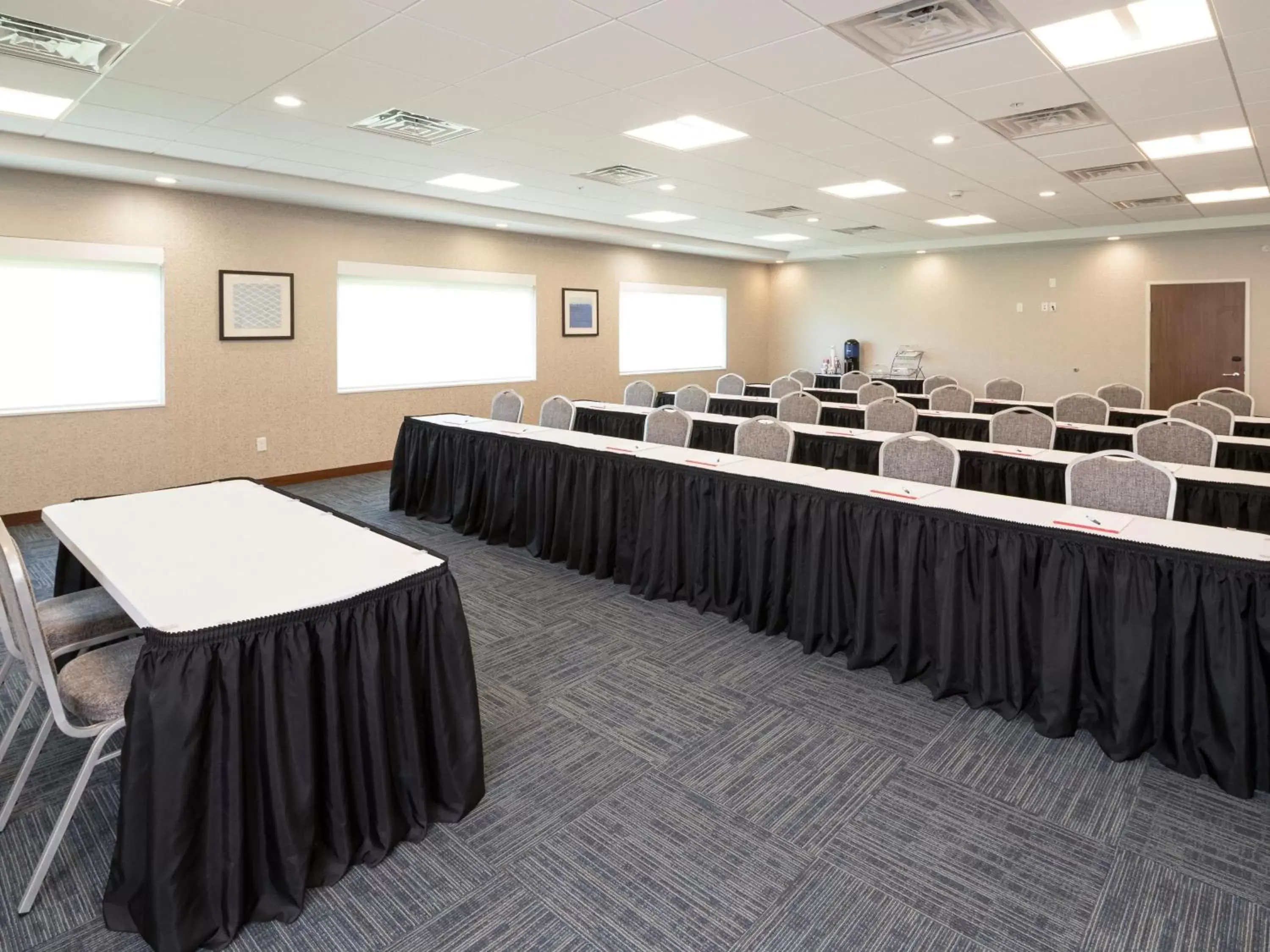 Meeting/conference room in Holiday Inn Express & Suites - Kalamazoo West, an IHG Hotel