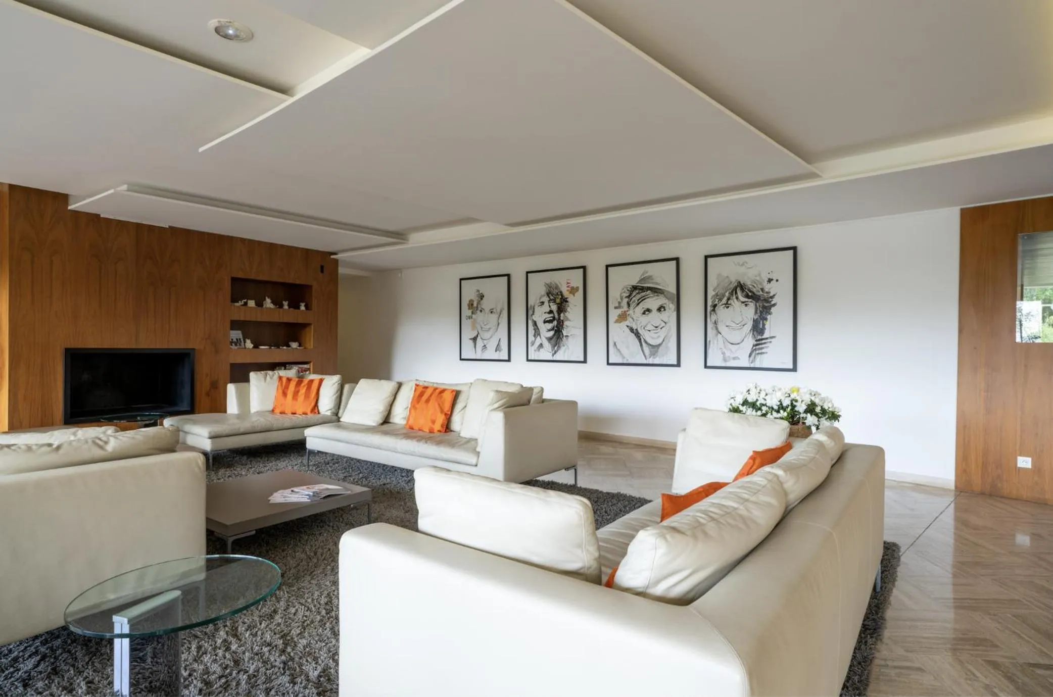 Seating area in Hotel Restaurant La Vague de Saint Paul