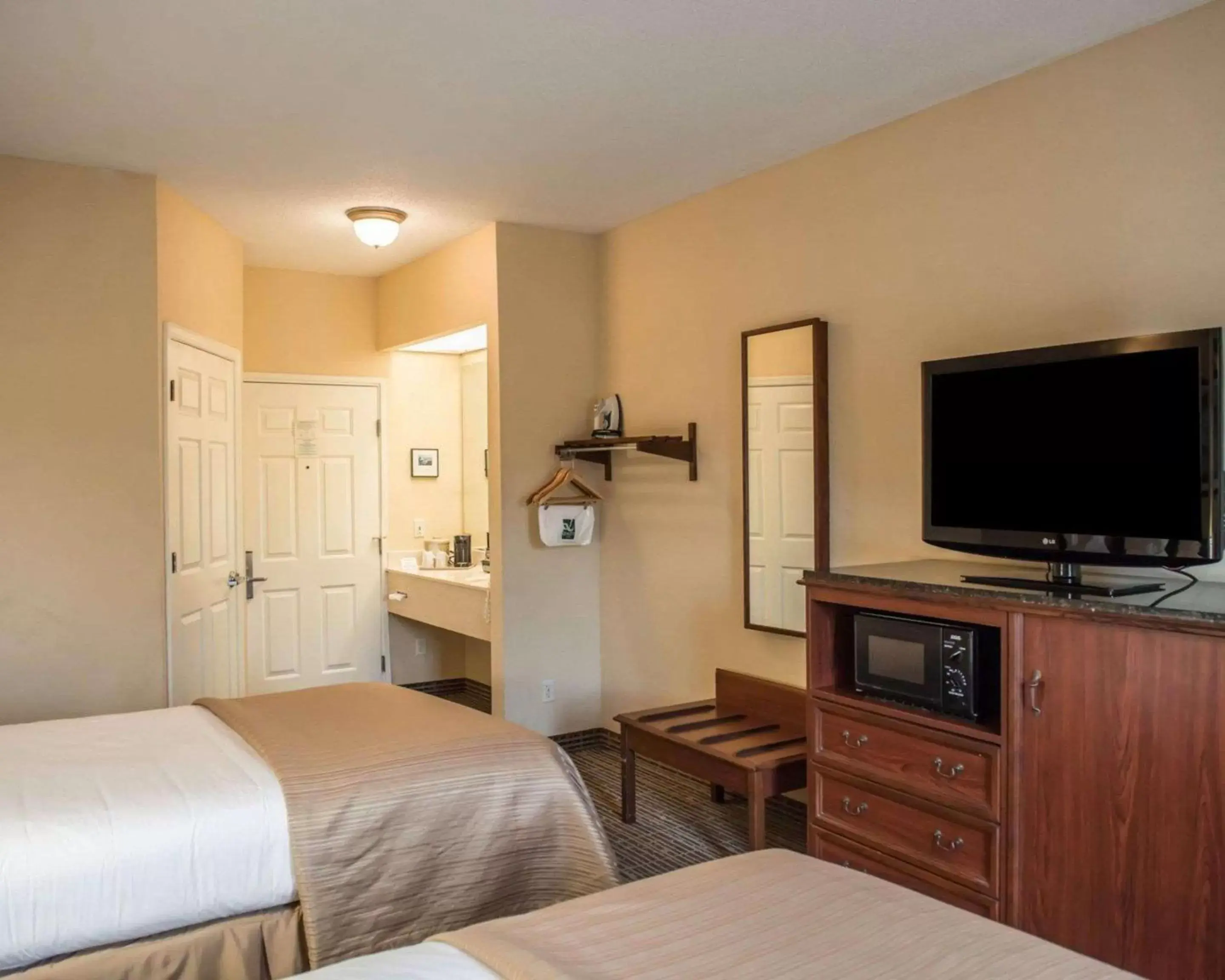 Photo of the whole room, TV/Entertainment Center in Quality Inn Lake City