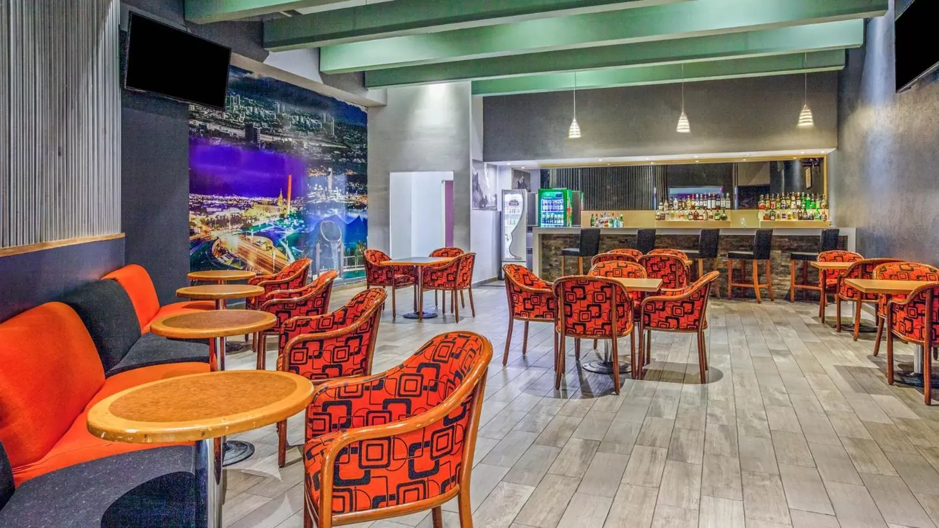 Lounge or bar, Restaurant/Places to Eat in CHN Hotel Monterrey Centro, Trademark Collection by Wyndham
