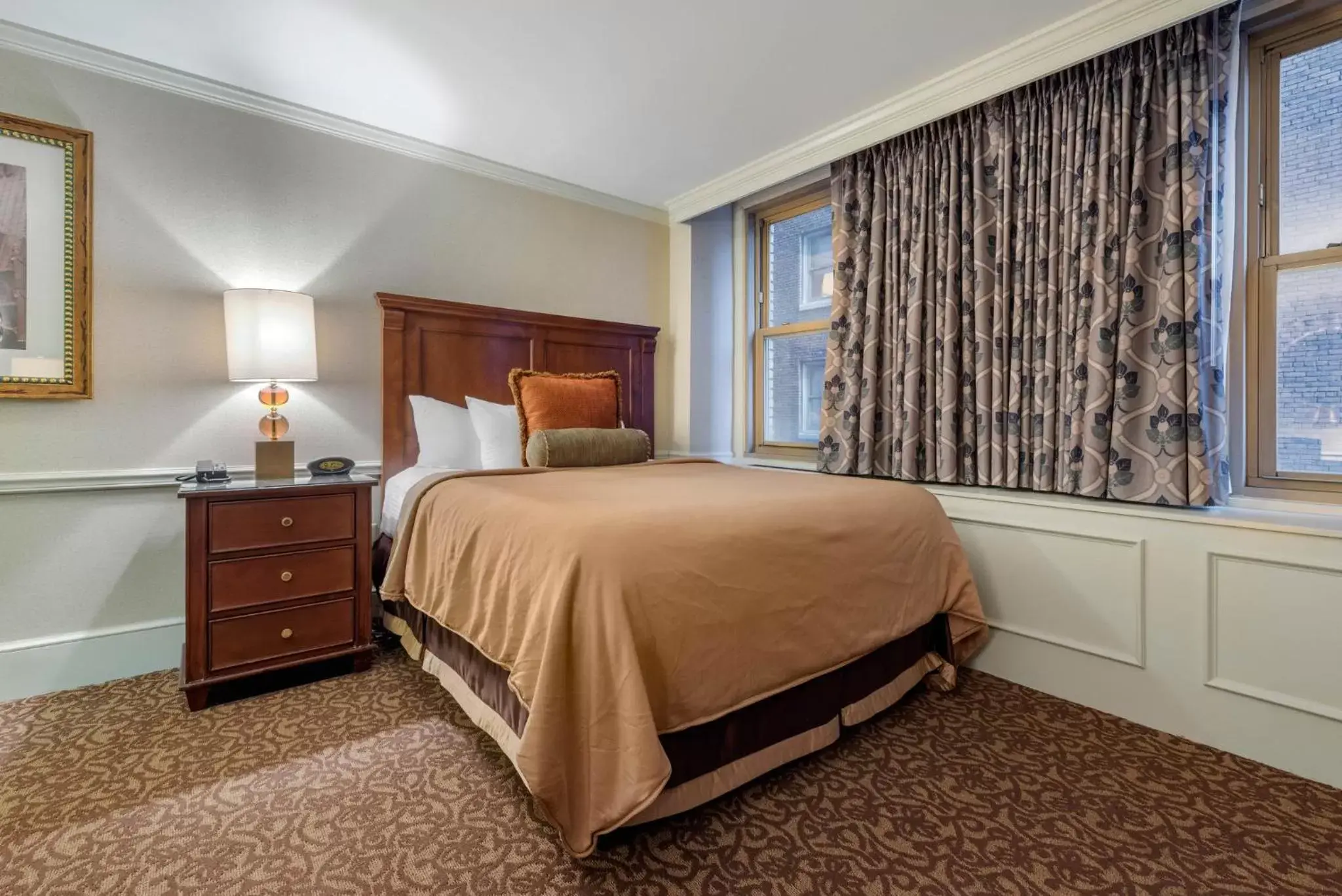 Photo of the whole room, Bed in Omni William Penn Hotel