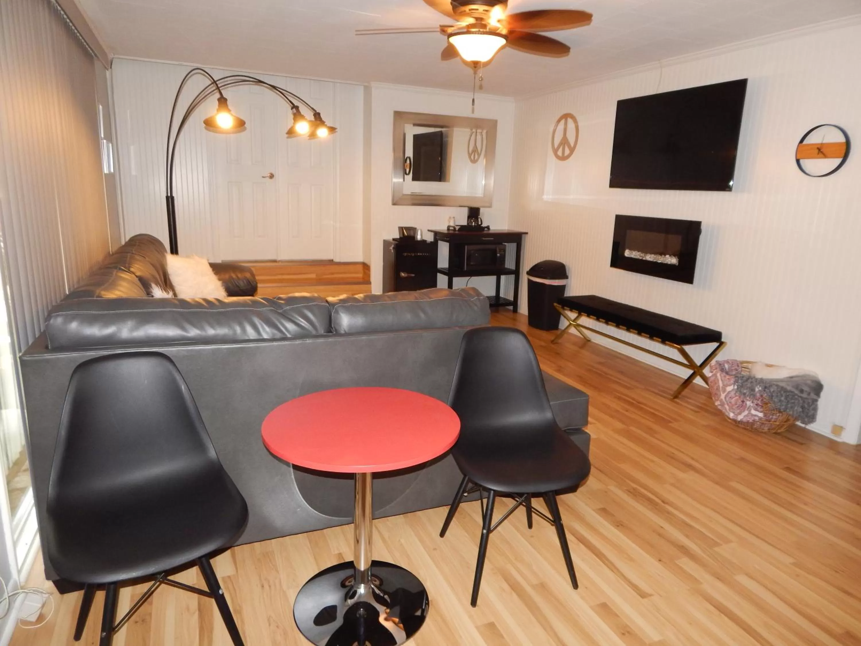 Living room in Sunset Motel