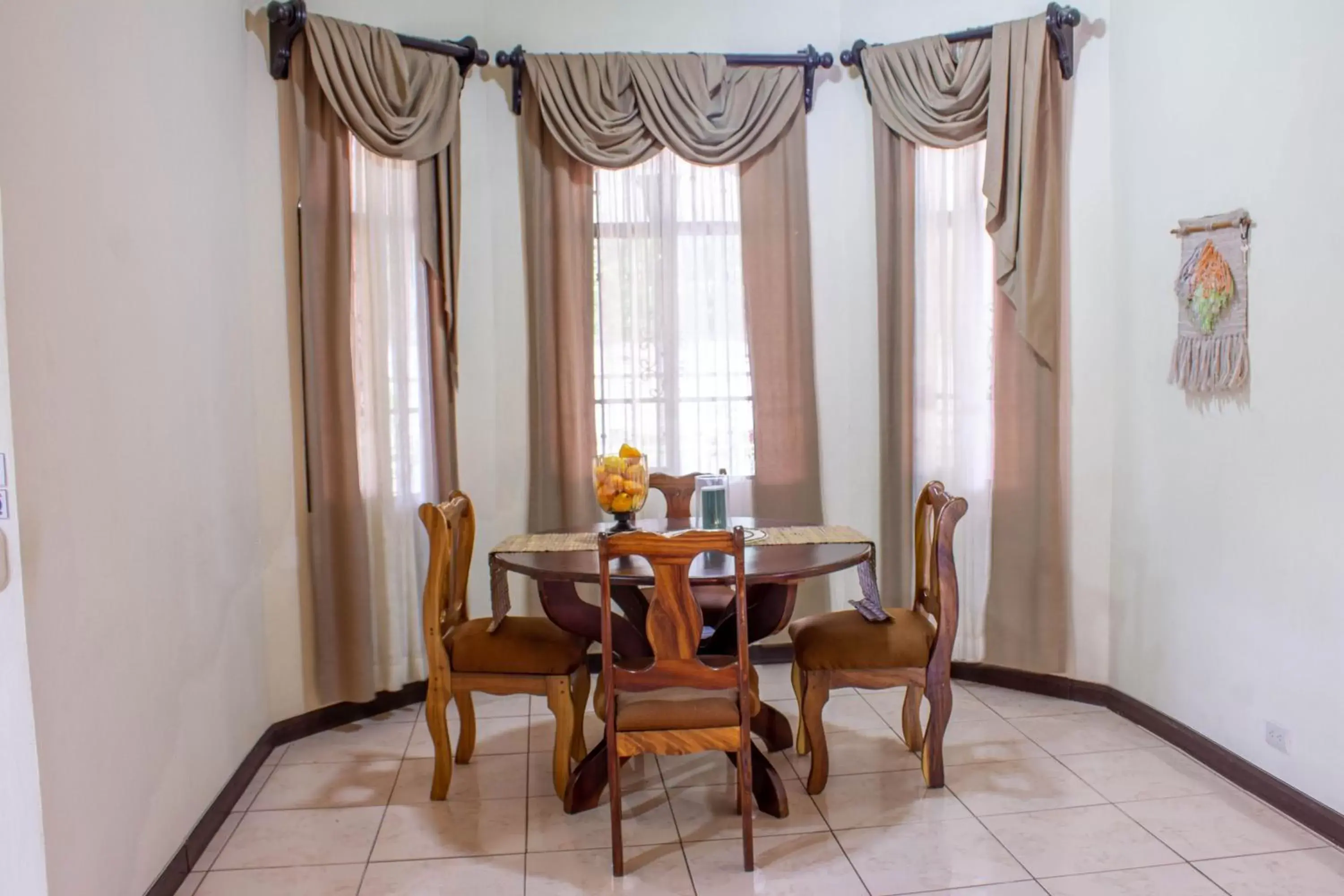 Living room, Dining Area in Tico House Bed & Breakfast