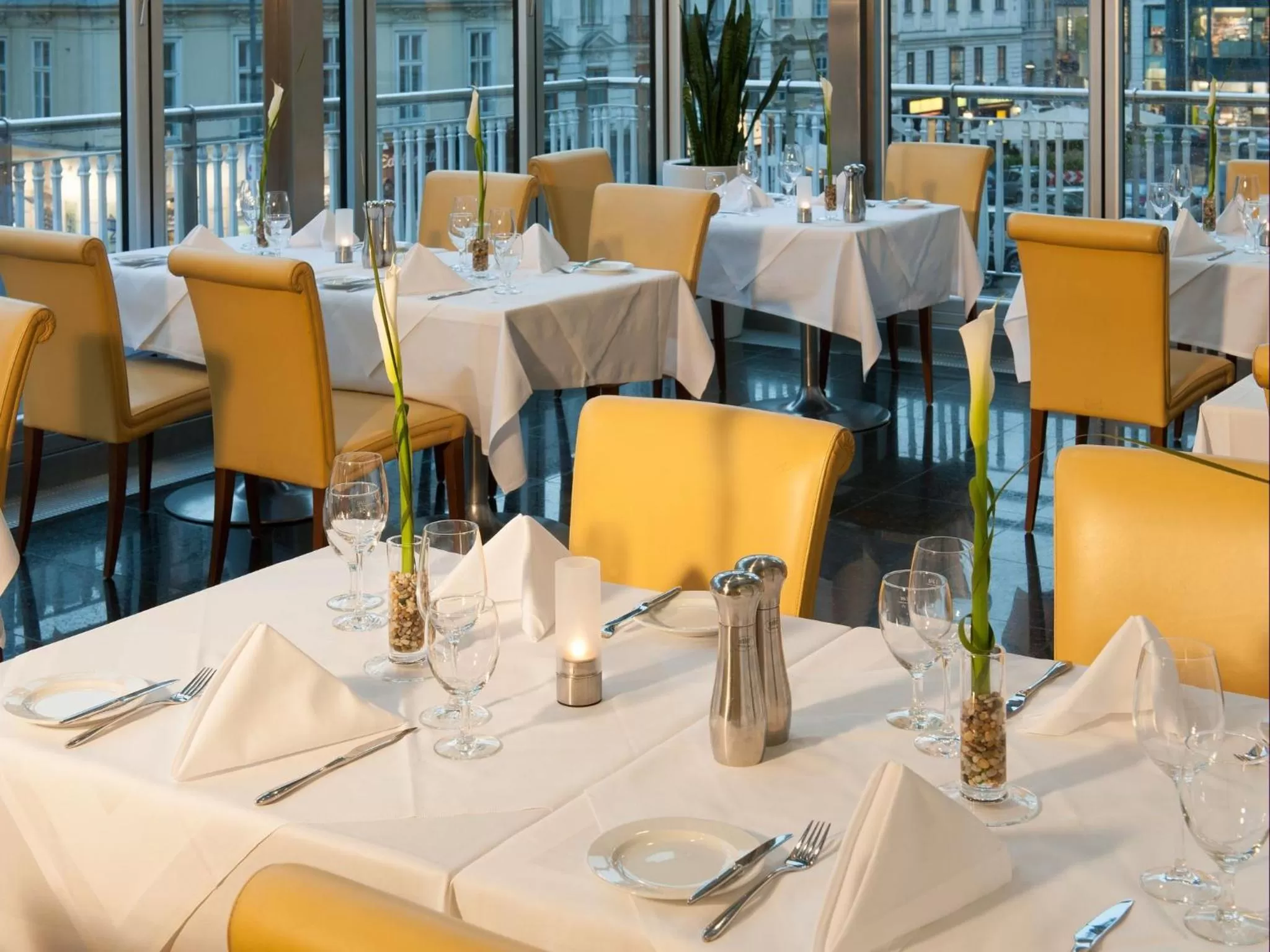 Restaurant/places to eat in Hotel Ambassador