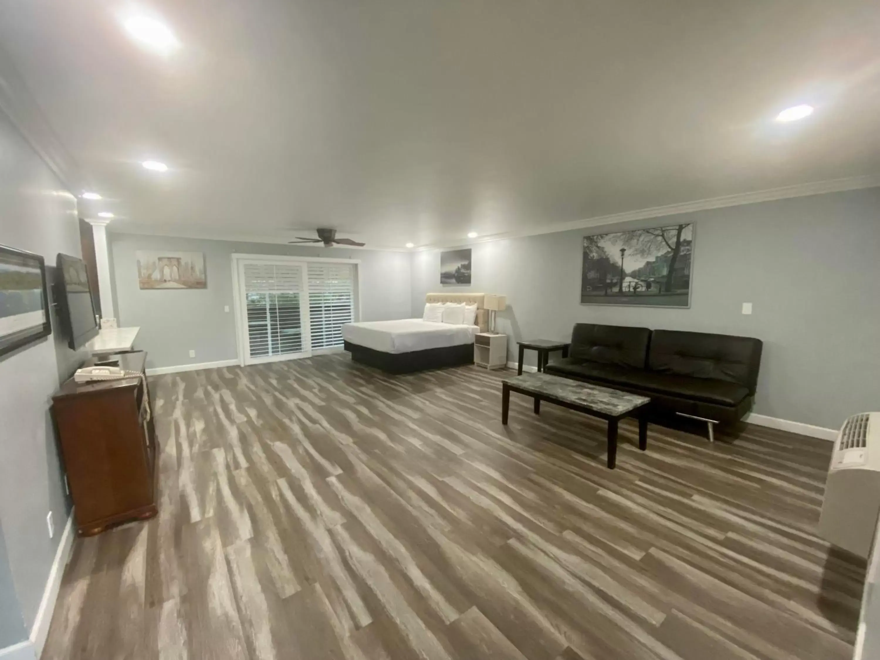 Living room, Seating Area in Lone Oak Lodge