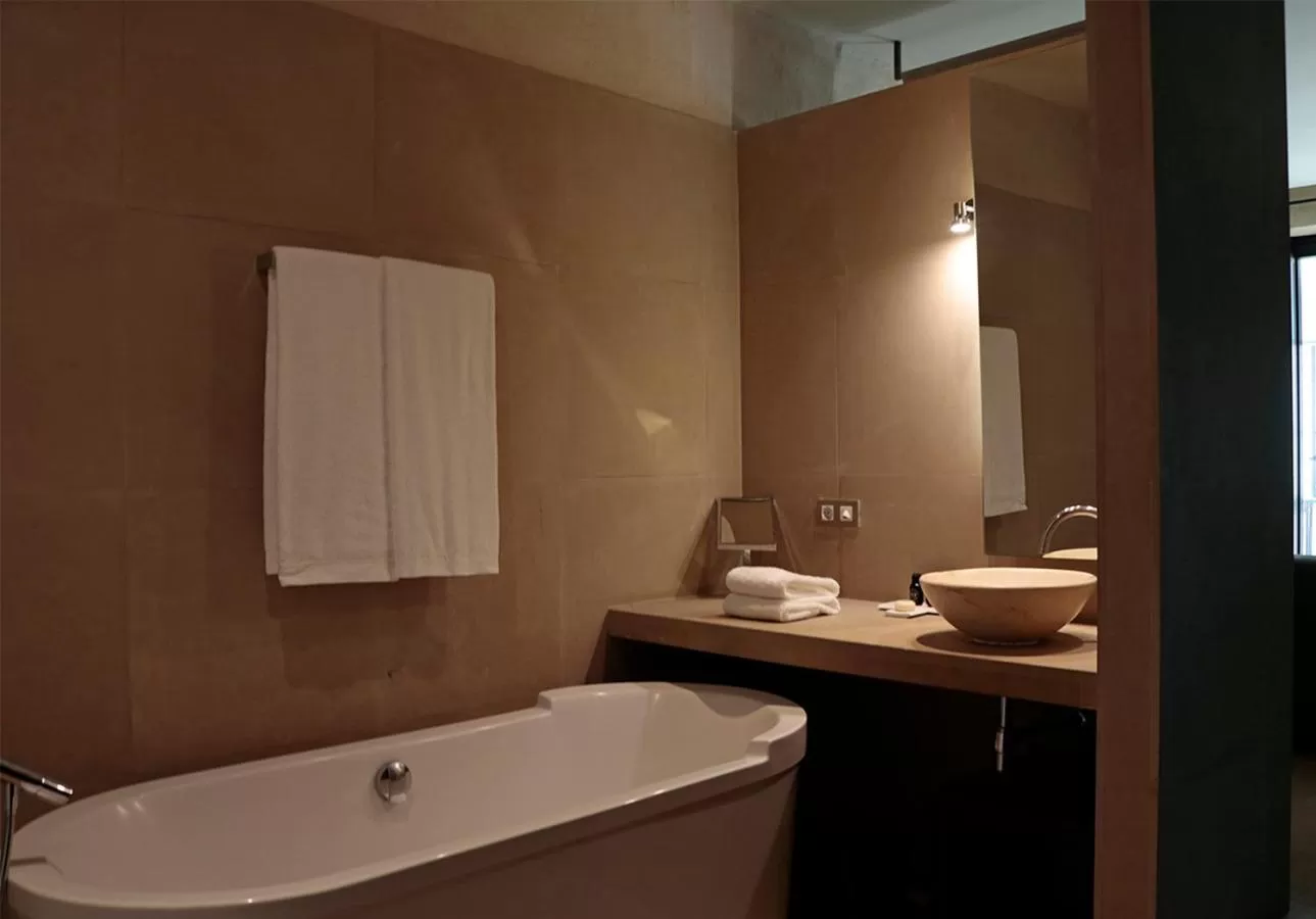 Bath in EME Catedral Mercer Hotel