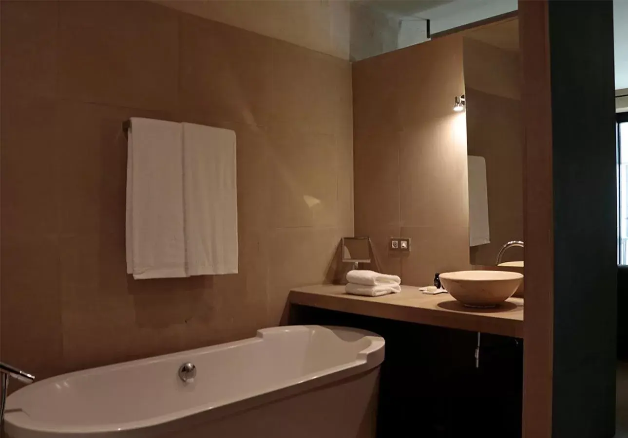 Bath, Bathroom in EME Catedral Hotel
