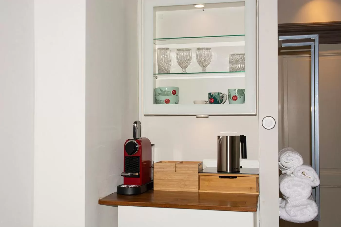 Coffee/tea facilities in B&B Belle Chambre - Luxe in Art Deco stijl