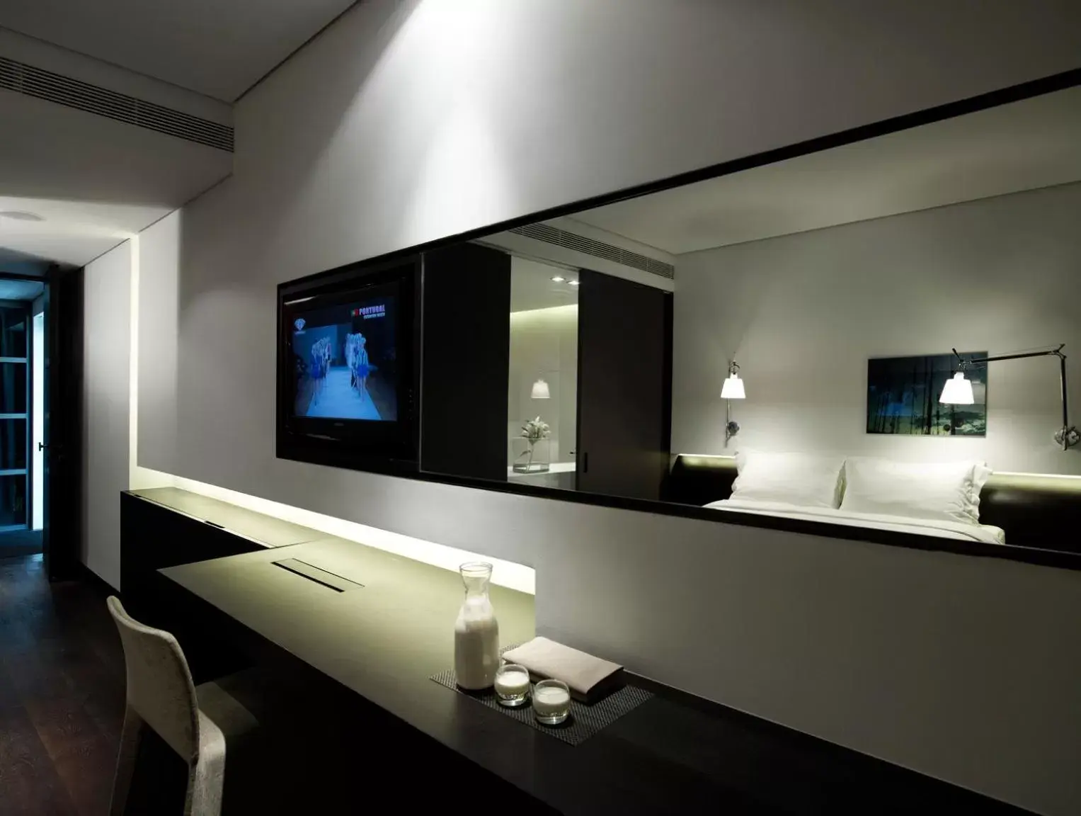 Bedroom, TV/Entertainment Center in The Met Hotel Thessaloniki, a Member of Design Hotels